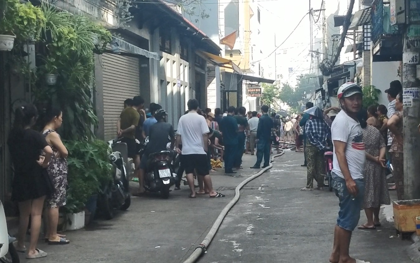 TP HCM: Nghi vấn người đ&agrave;n &ocirc;ng đốt nh&agrave; ở quận T&acirc;n Ph&uacute; - Ảnh 1.
