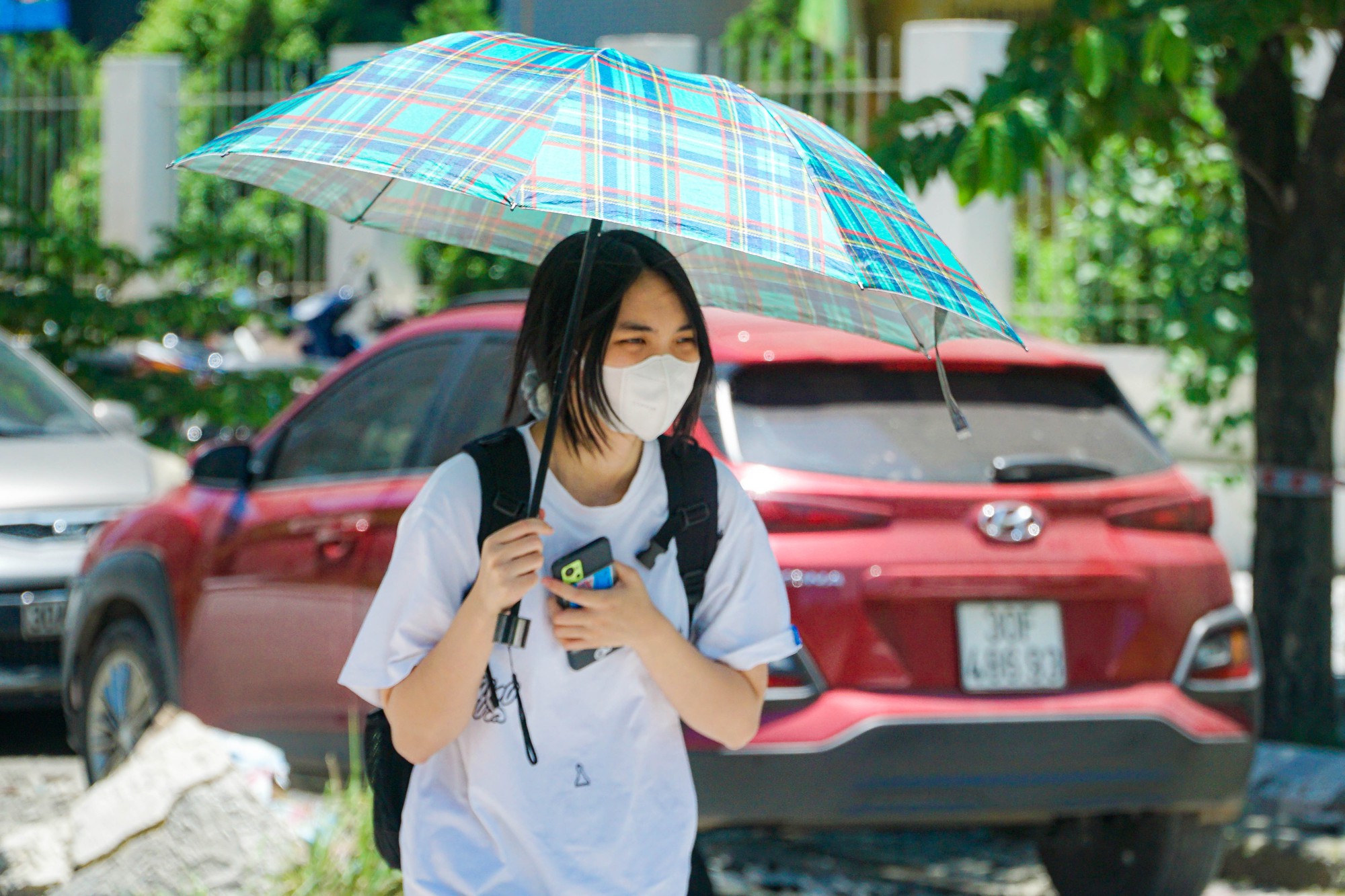 Người d&acirc;n chật vật dưới c&aacute;i nắng n&oacute;ng ch&aacute;y da, ch&aacute;y thịt - Ảnh 4.
