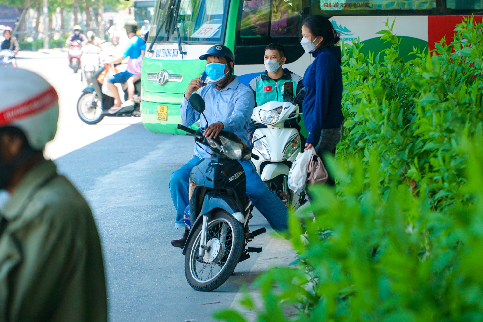 Người d&acirc;n chật vật dưới c&aacute;i nắng n&oacute;ng ch&aacute;y da, ch&aacute;y thịt - Ảnh 11.