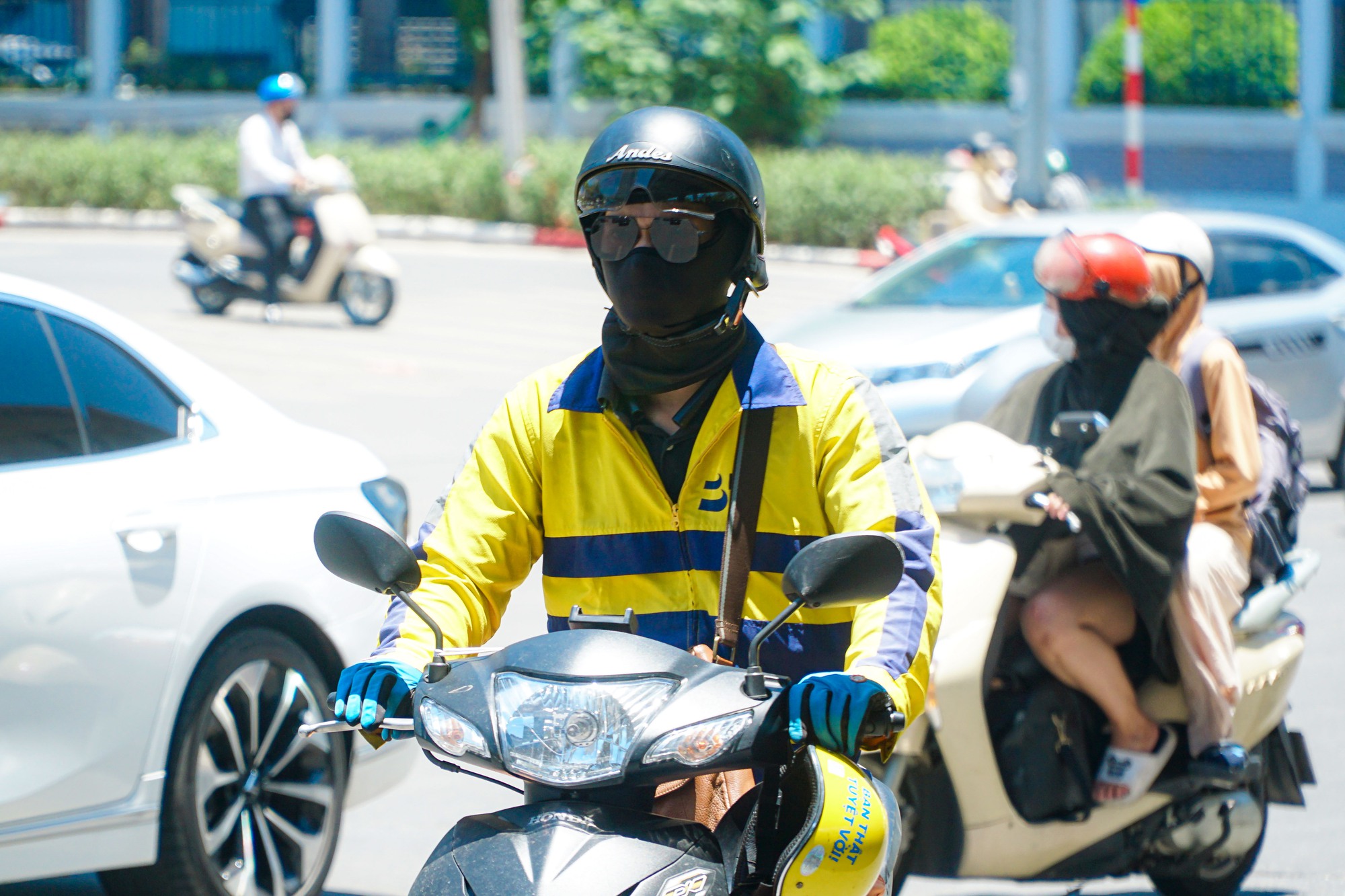 Người d&acirc;n chật vật dưới c&aacute;i nắng n&oacute;ng ch&aacute;y da, ch&aacute;y thịt - Ảnh 14.