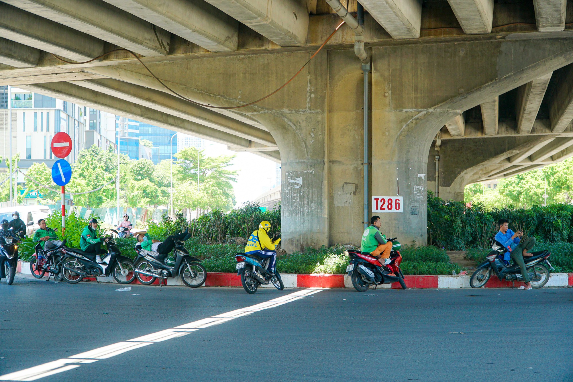 Người d&acirc;n chật vật dưới c&aacute;i nắng n&oacute;ng ch&aacute;y da, ch&aacute;y thịt - Ảnh 7.