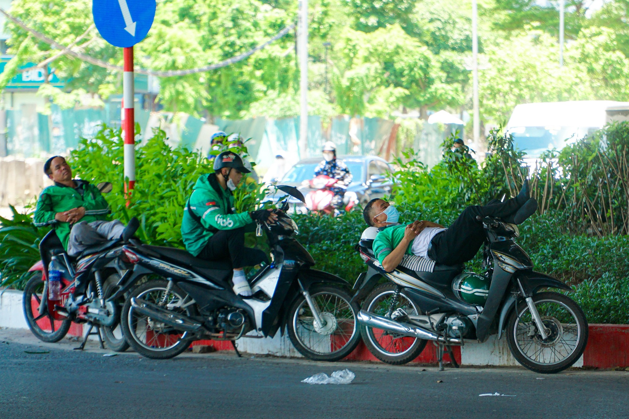 Người d&acirc;n chật vật dưới c&aacute;i nắng n&oacute;ng ch&aacute;y da, ch&aacute;y thịt - Ảnh 8.
