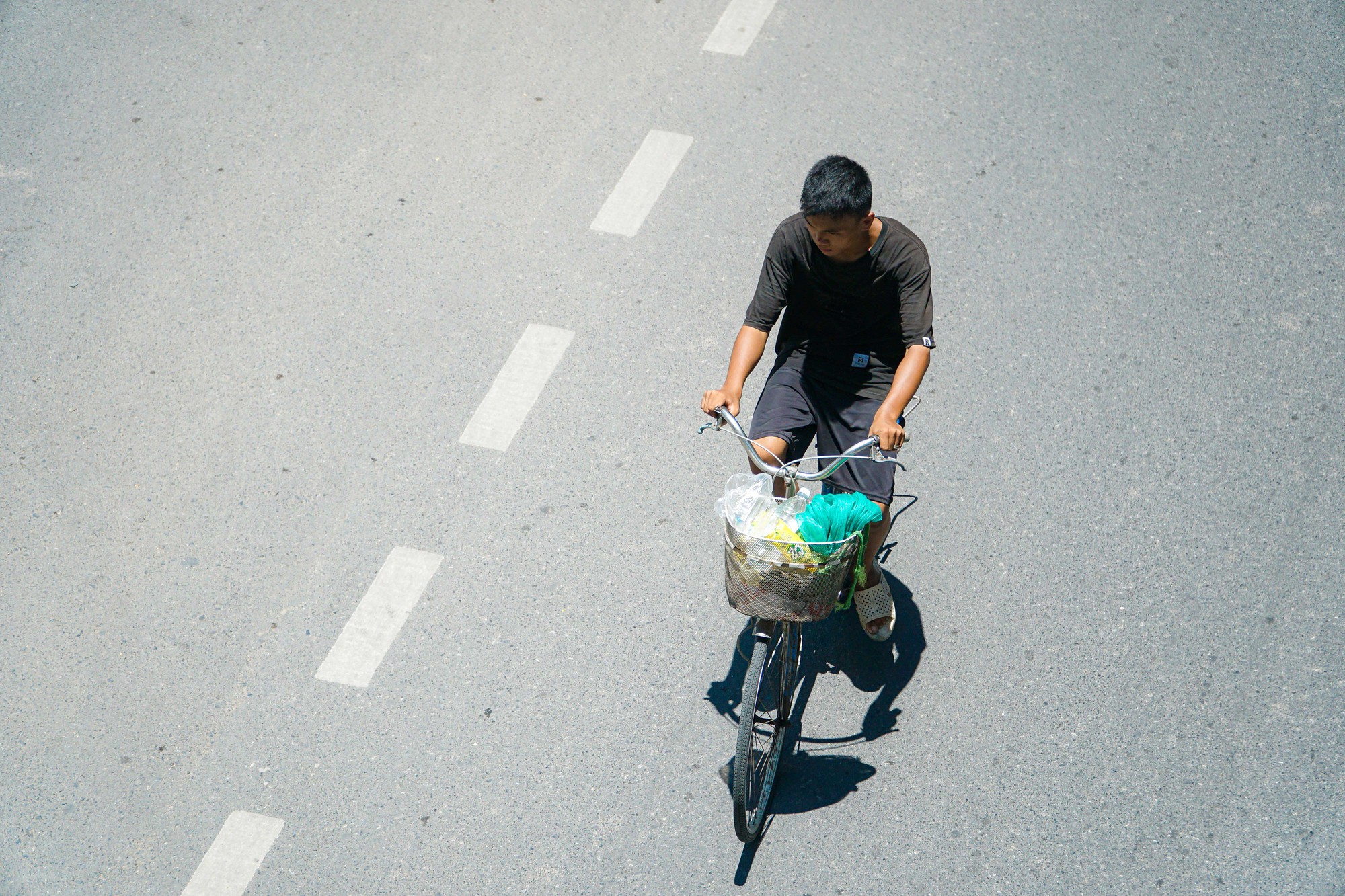 Người d&acirc;n chật vật dưới c&aacute;i nắng n&oacute;ng ch&aacute;y da, ch&aacute;y thịt - Ảnh 2.