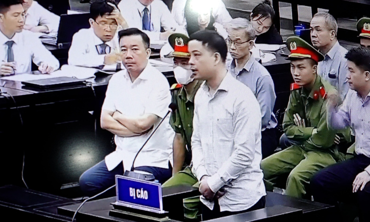 CLIP: Cựu thư ký Thứ trưởng Y tế nhận hối lộ 42,6 tỉ đồng khai đi mua đất, cho vay