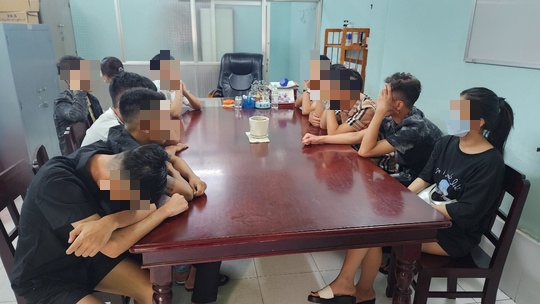 Bắt tại trận nhiều c&ocirc; g&aacute;i đang &ldquo;bay lắc&rdquo; trong kh&aacute;ch sạn T&acirc;m H&ugrave;ng - Ảnh 5.