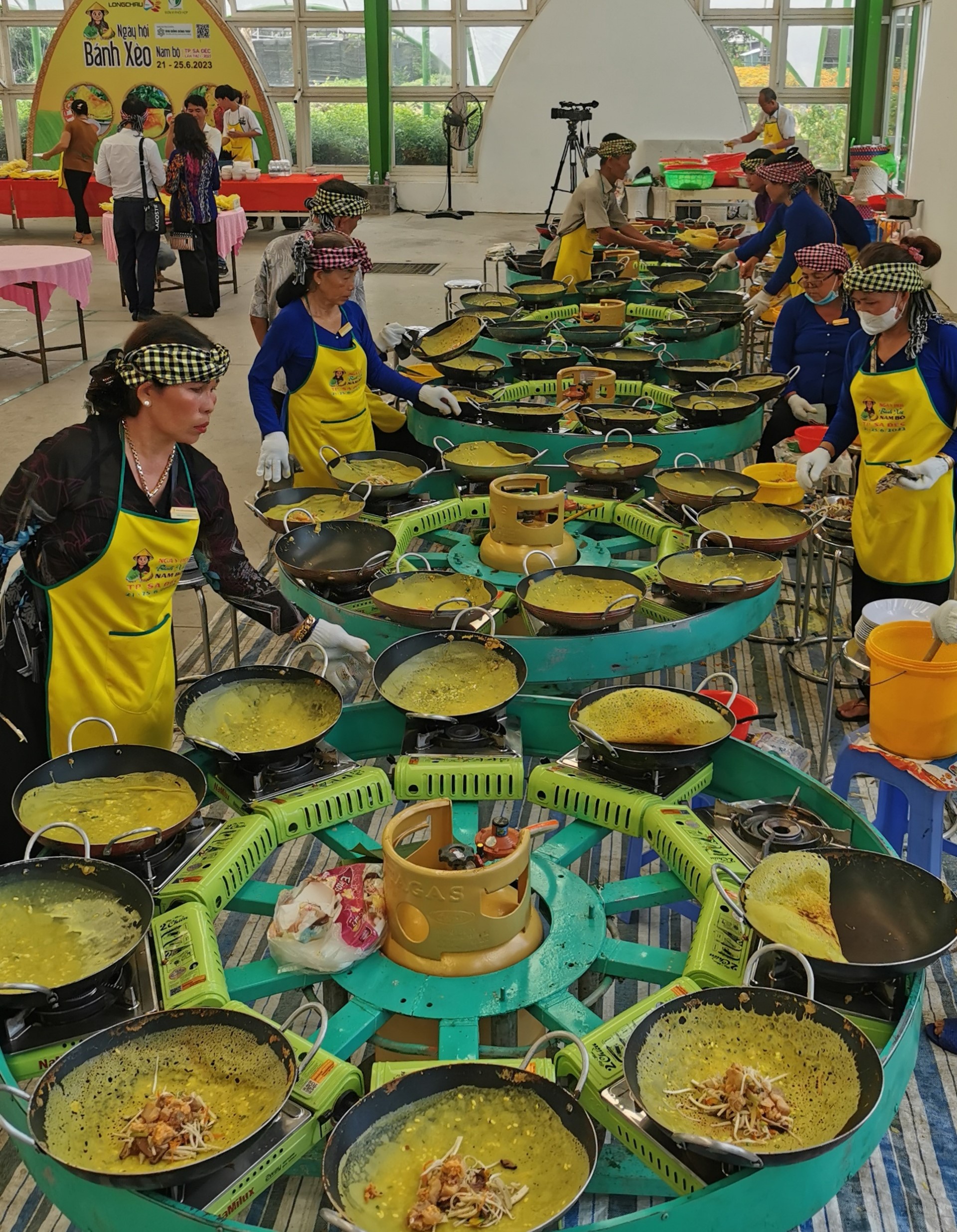 Cuộc thi Tự h&agrave;o h&agrave;ng Việt: Về Sa Đ&eacute;c thưởng thức b&aacute;nh x&egrave;o - Ảnh 3.