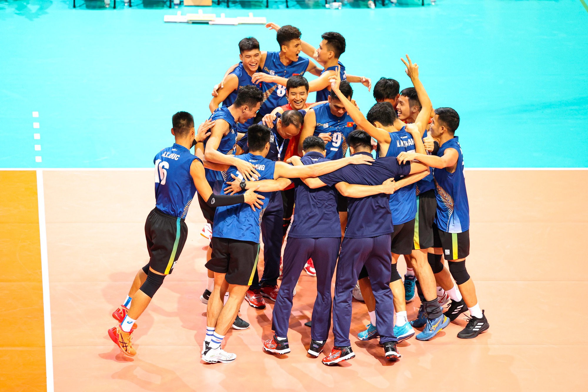 Sốc: Bóng chuyền nam Việt Nam thắng đẹp chủ nhà AVC Challenge Cup 2023 - Ảnh 5.