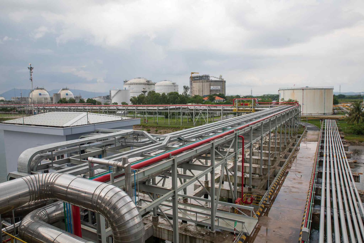Cận cảnh t&agrave;u chở gần 70.000 tấn LNG nhập khẩu lần đầu ti&ecirc;n tại Việt Nam - Ảnh 5.