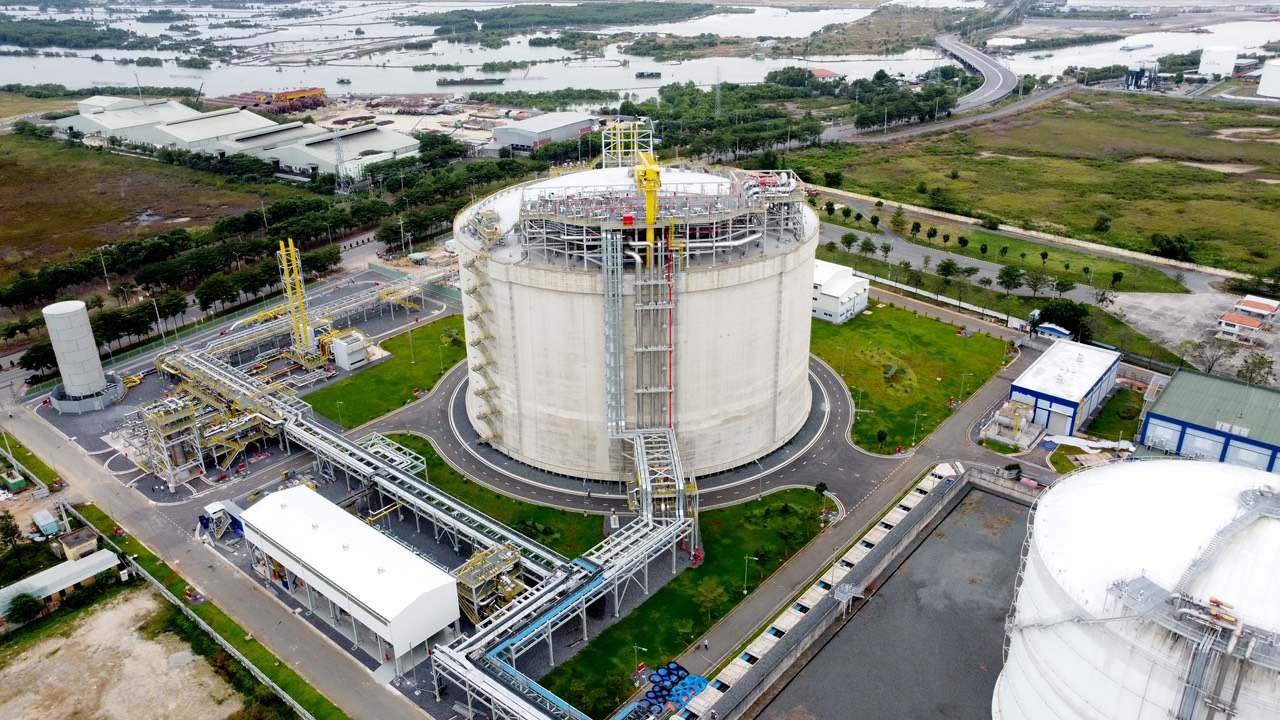 Cận cảnh t&agrave;u chở gần 70.000 tấn LNG nhập khẩu lần đầu ti&ecirc;n tại Việt Nam - Ảnh 8.