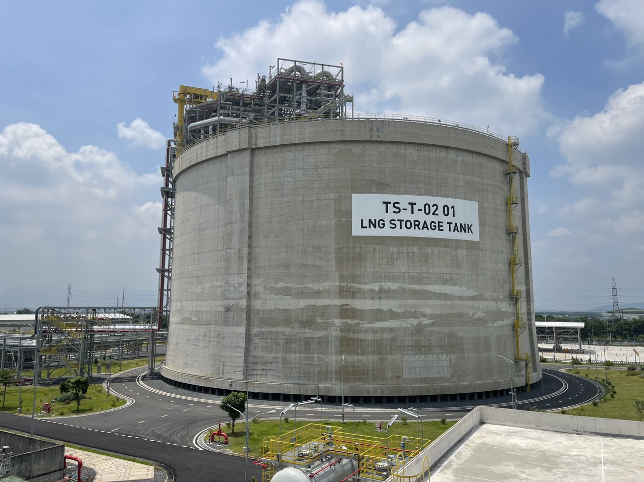 Cận cảnh t&agrave;u chở gần 70.000 tấn LNG nhập khẩu lần đầu ti&ecirc;n tại Việt Nam - Ảnh 7.