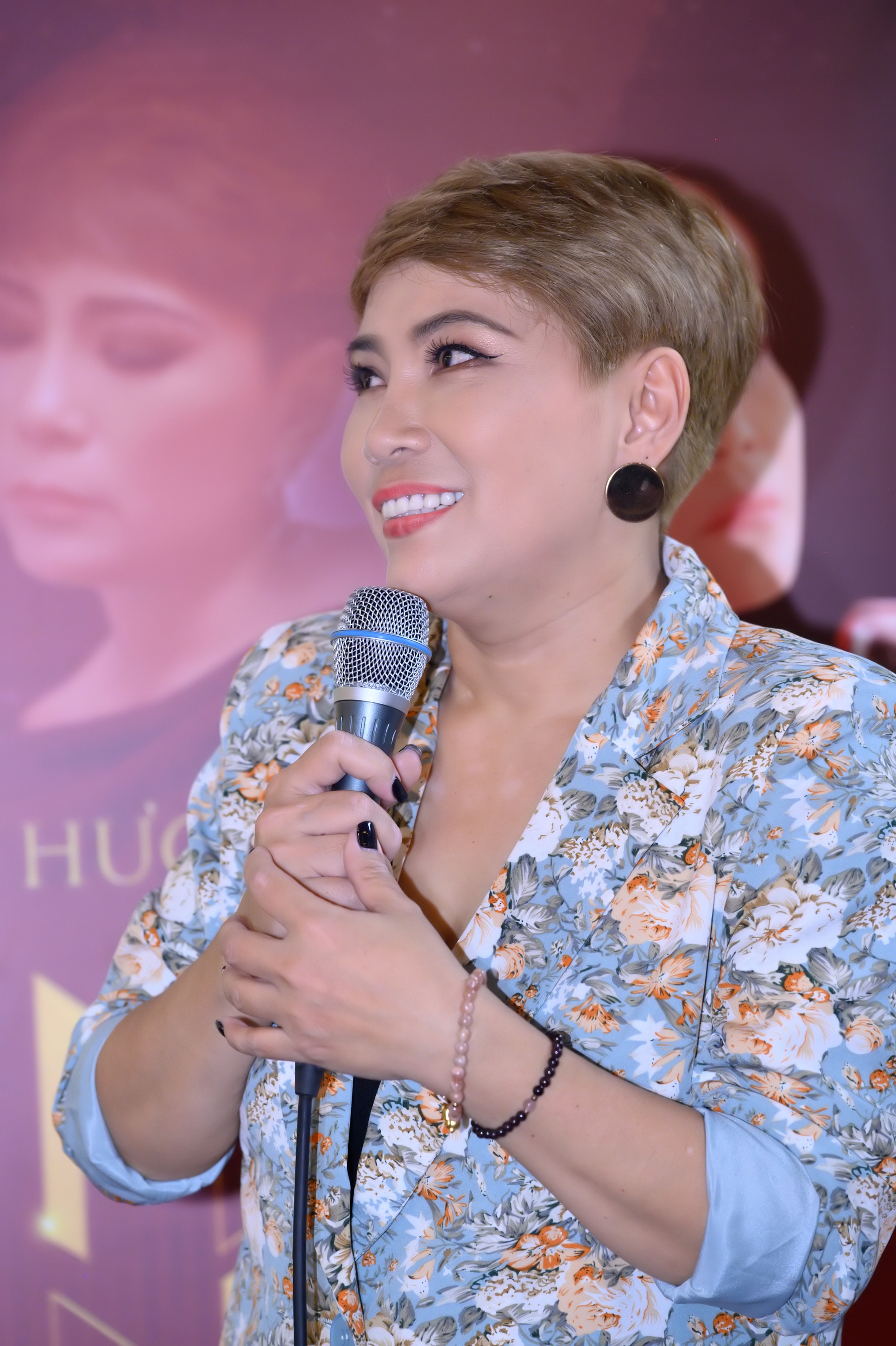 Liveshow đặc biệt của sầu nữ phòng trà Hương Giang - Ảnh 4.