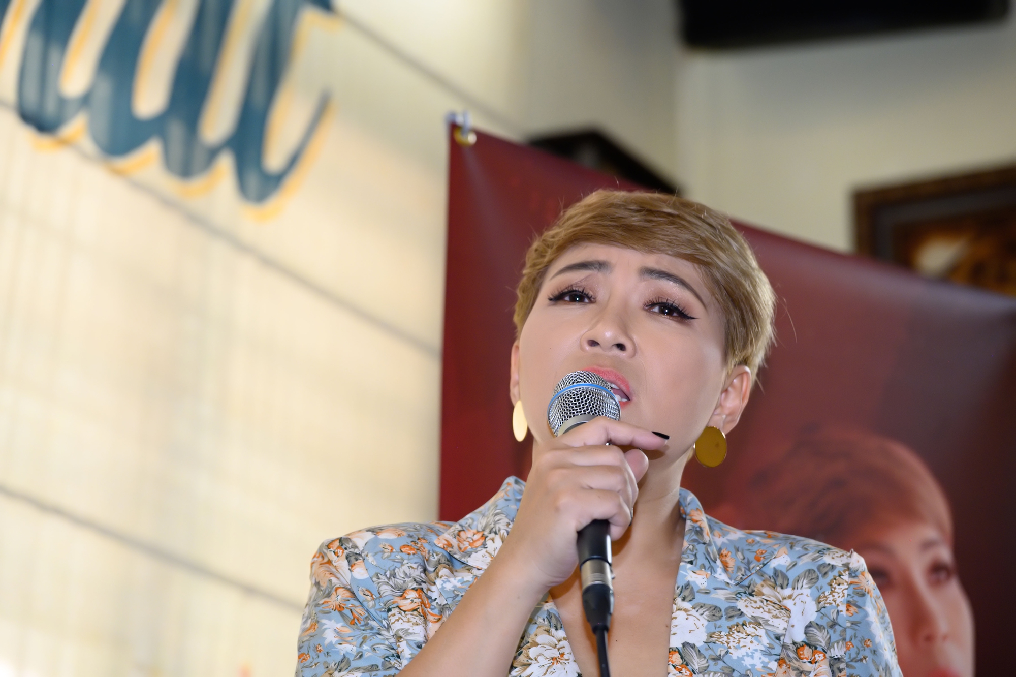 Liveshow đặc biệt của sầu nữ phòng trà Hương Giang - Ảnh 1.