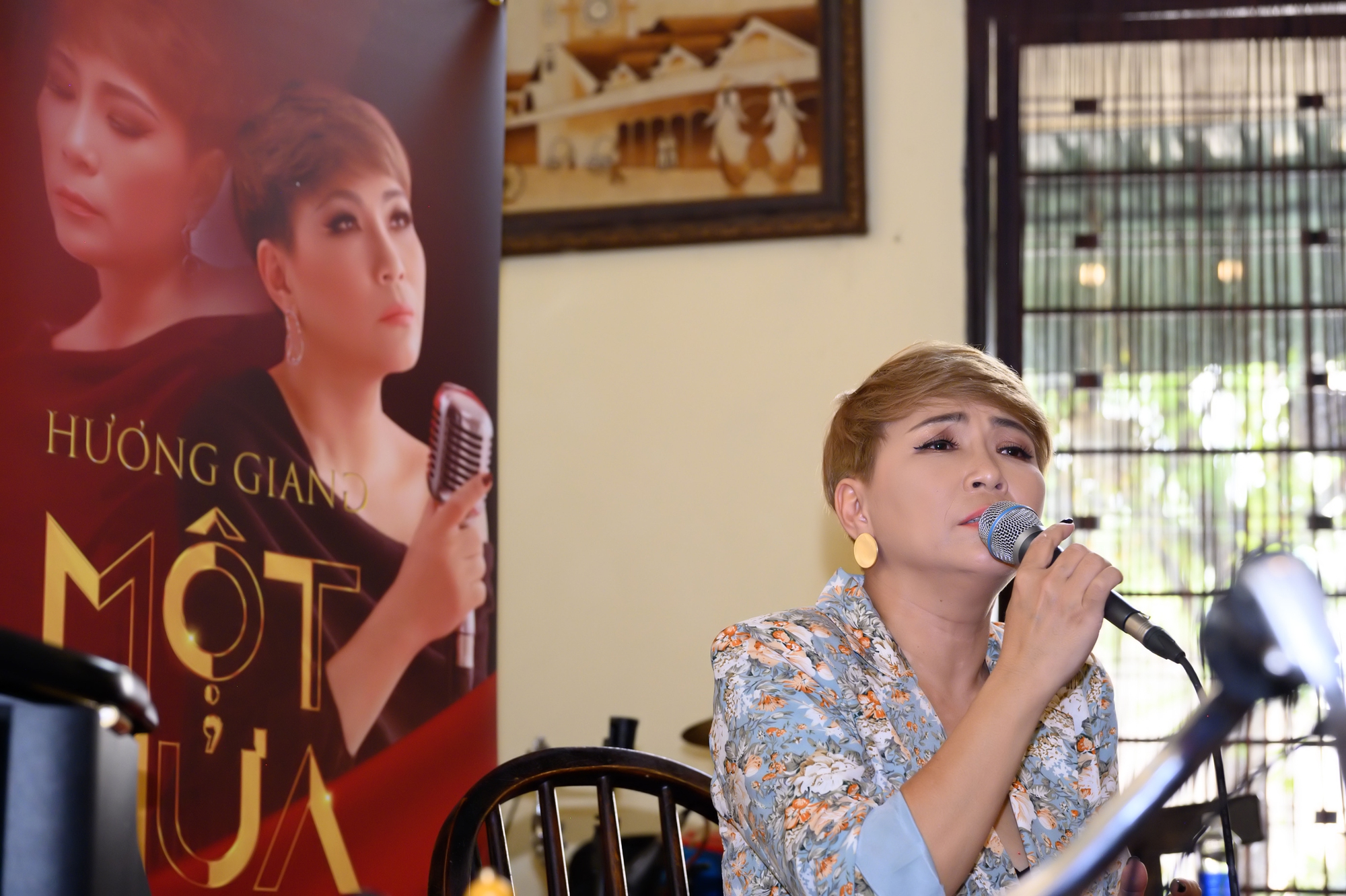 Liveshow đặc biệt của "sầu nữ phòng trà" Hương Giang