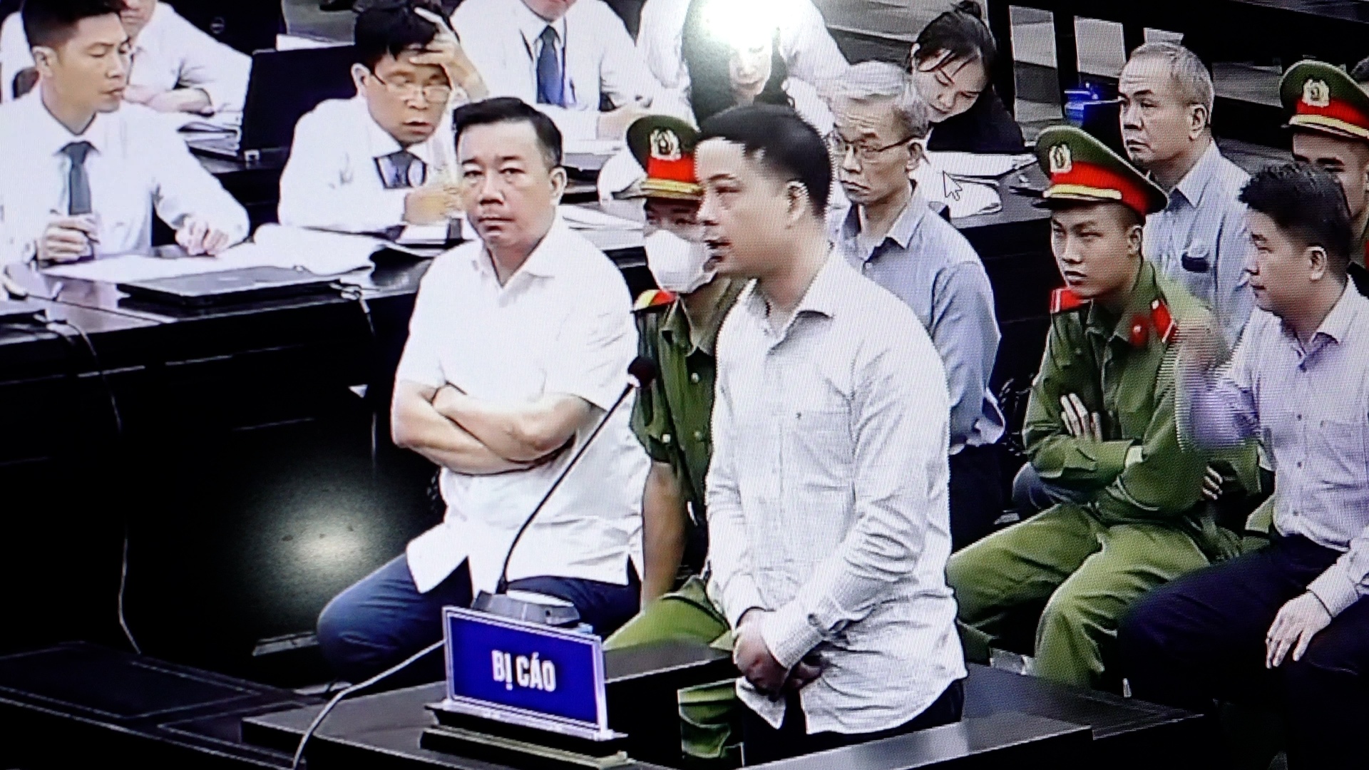 Cựu thư ký thứ trưởng Y tế cho chú họ "không biết họ tên đầy đủ" vay 11 tỉ đồng