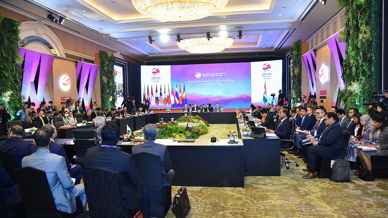 Ủng hộ vai trò trung tâm của ASEAN