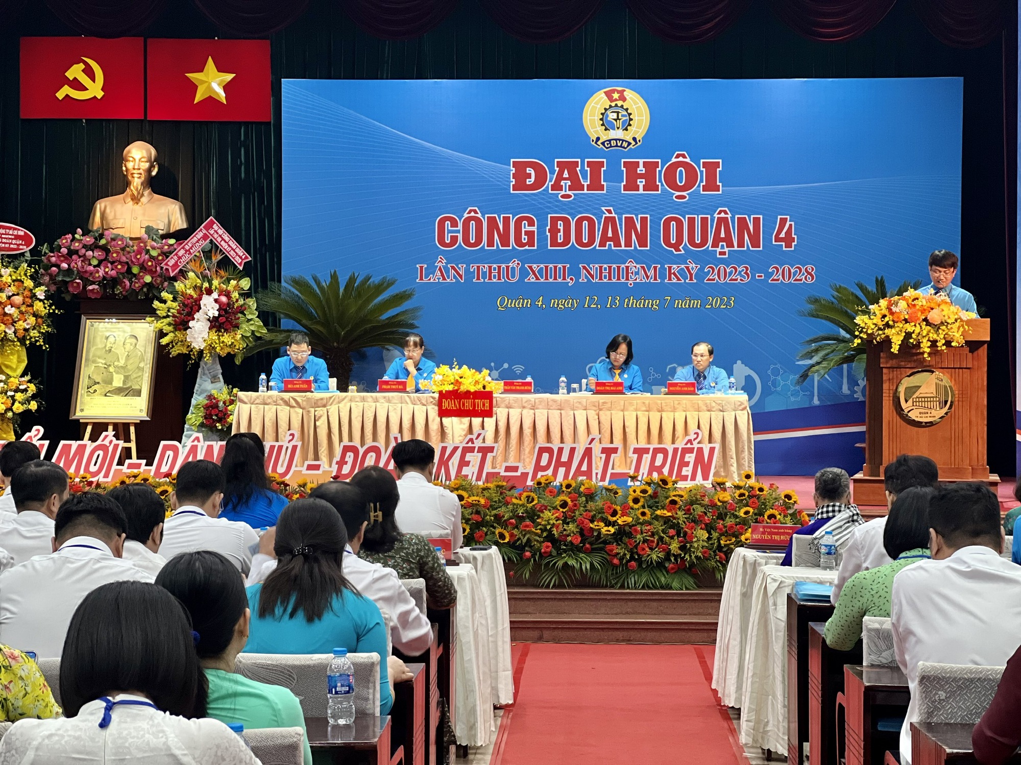 &Ocirc;ng Trần Văn Thanh H&ugrave;ng t&aacute;i đắc cử chức Chủ tịch LĐLĐ quận 4, TP HCM - Ảnh 1.
