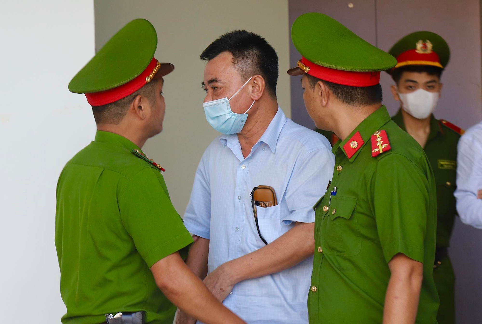 Chuyển 2,65 triệu USD "chạy án", cựu phó giám đốc Công an Hà Nội khóc nghẹn tại tòa