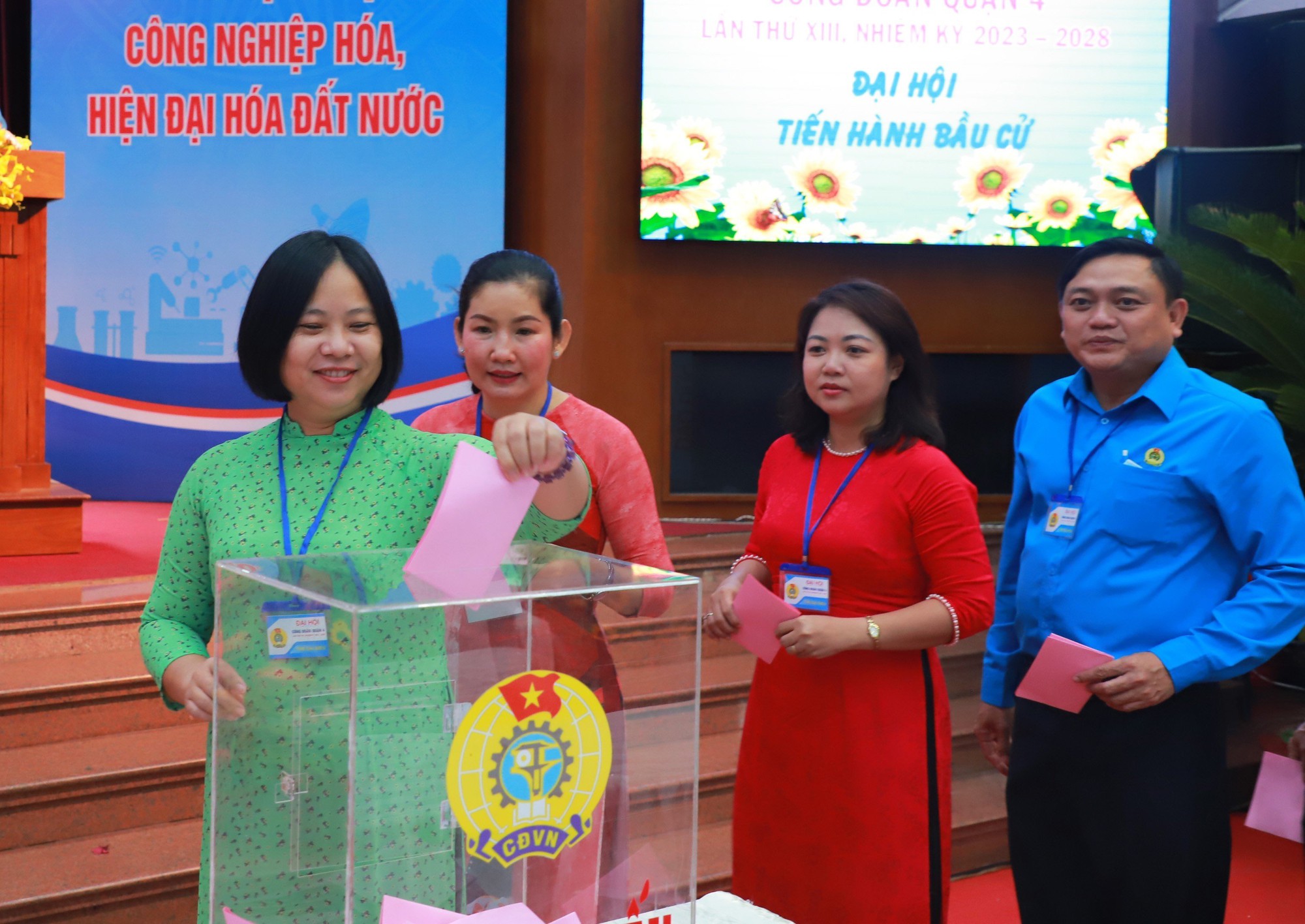 &Ocirc;ng Trần Văn Thanh H&ugrave;ng t&aacute;i đắc cử chức Chủ tịch LĐLĐ quận 4, TP HCM - Ảnh 7.