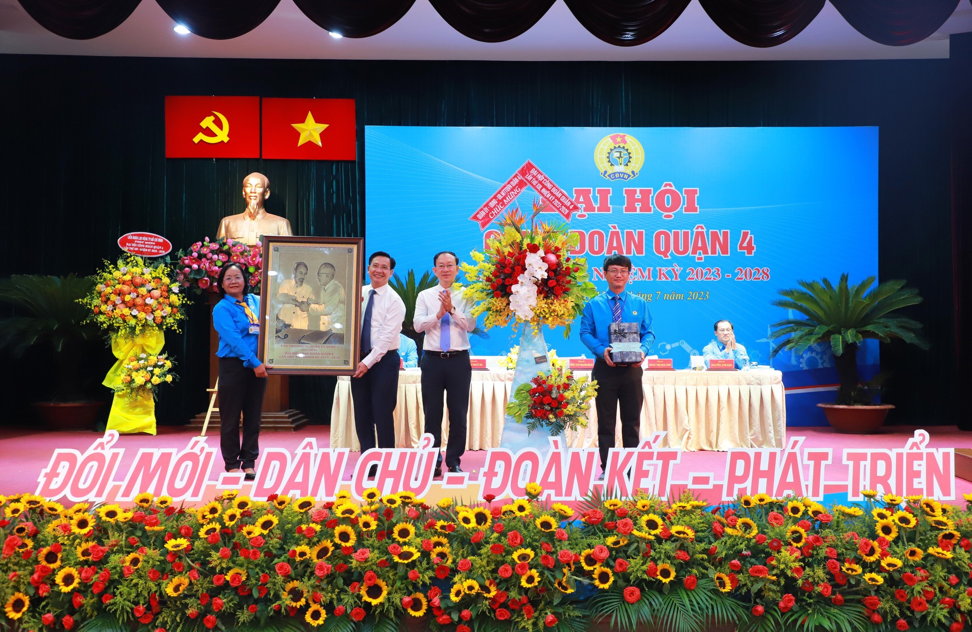 &Ocirc;ng Trần Văn Thanh H&ugrave;ng t&aacute;i đắc cử chức Chủ tịch LĐLĐ quận 4, TP HCM - Ảnh 5.