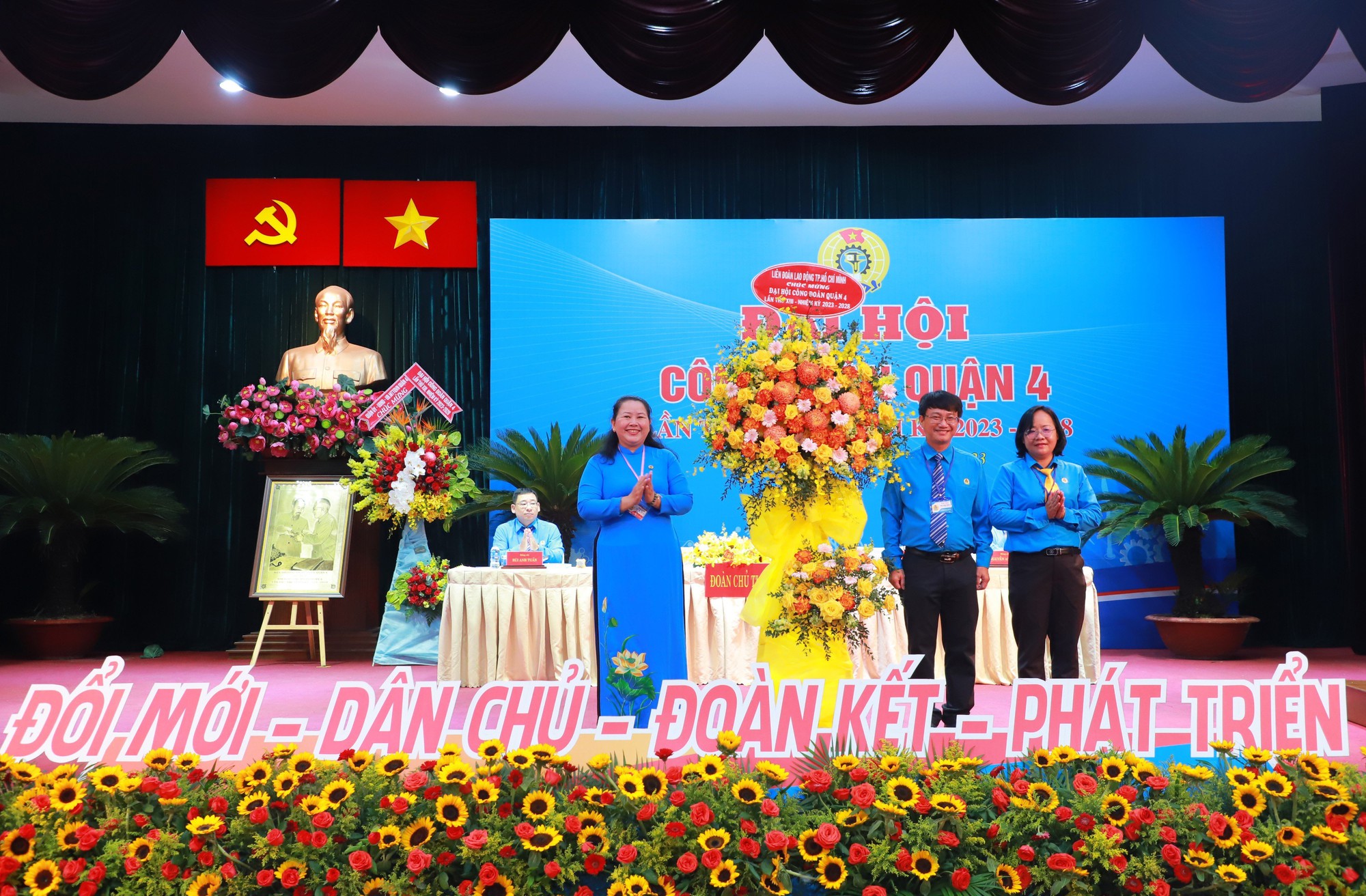 &Ocirc;ng Trần Văn Thanh H&ugrave;ng t&aacute;i đắc cử chức Chủ tịch LĐLĐ quận 4, TP HCM - Ảnh 4.