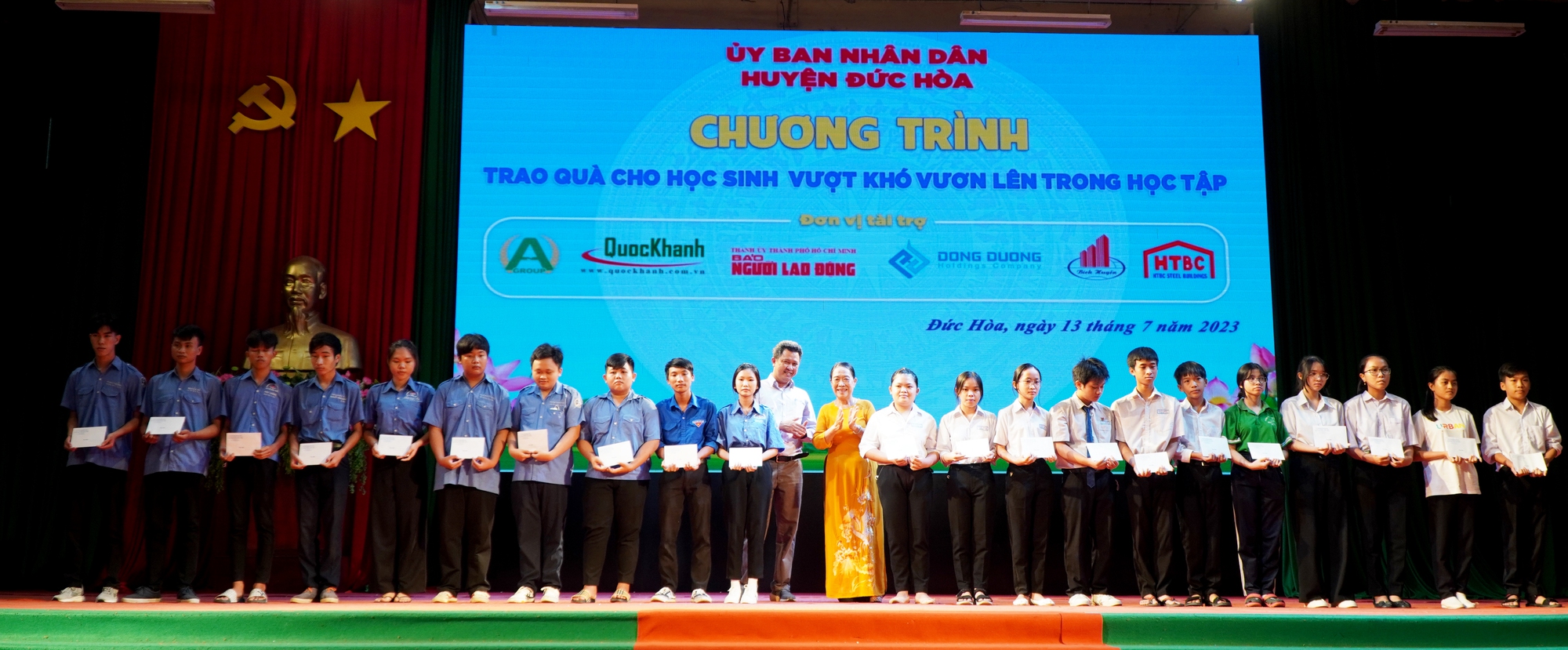 Trao 600 suất kinh phí hỗ trợ học tập cho học sinh vượt khó, hiếu học ở Long An - Ảnh 9.