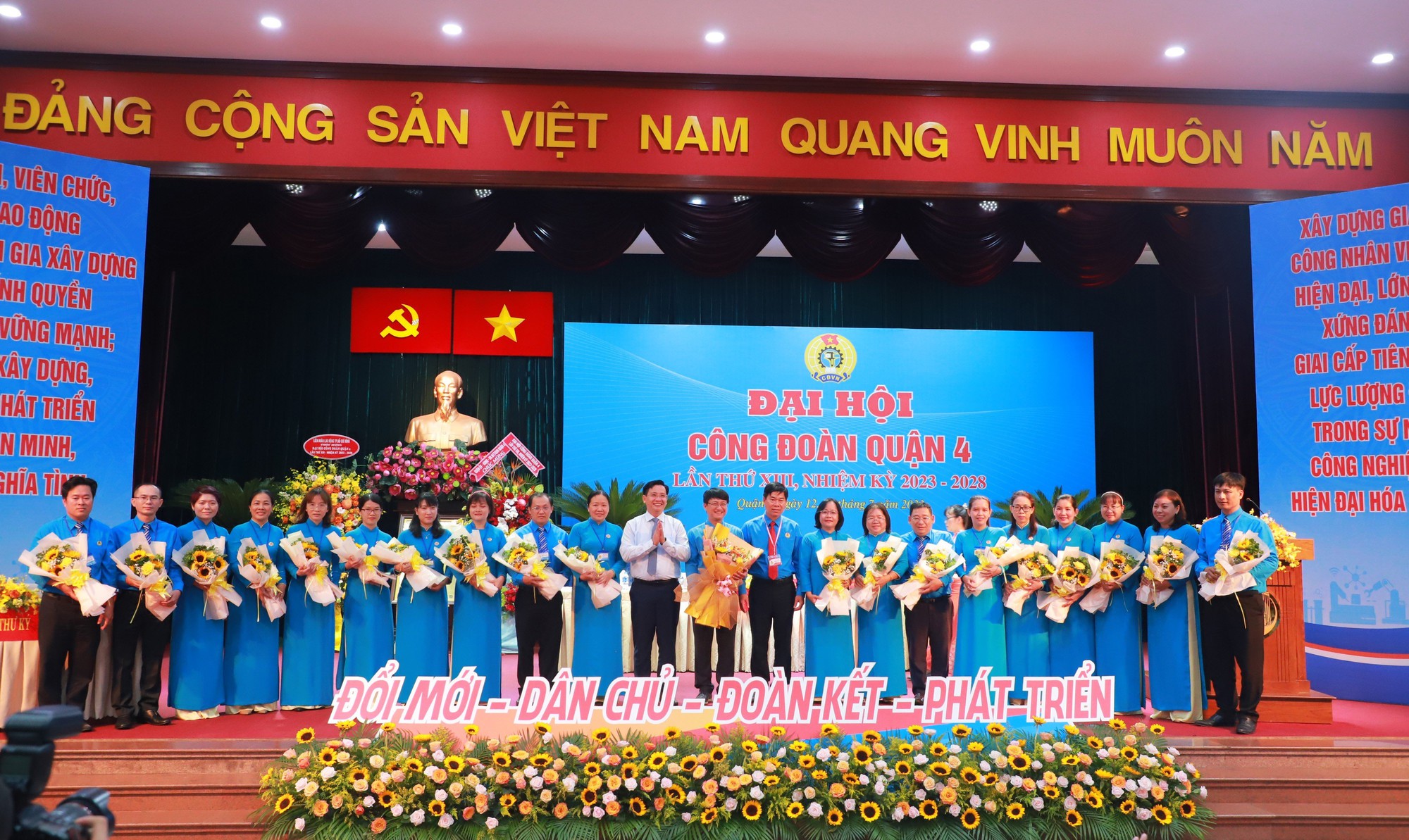 &Ocirc;ng Trần Văn Thanh H&ugrave;ng t&aacute;i đắc cử chức Chủ tịch LĐLĐ quận 4, TP HCM - Ảnh 3.