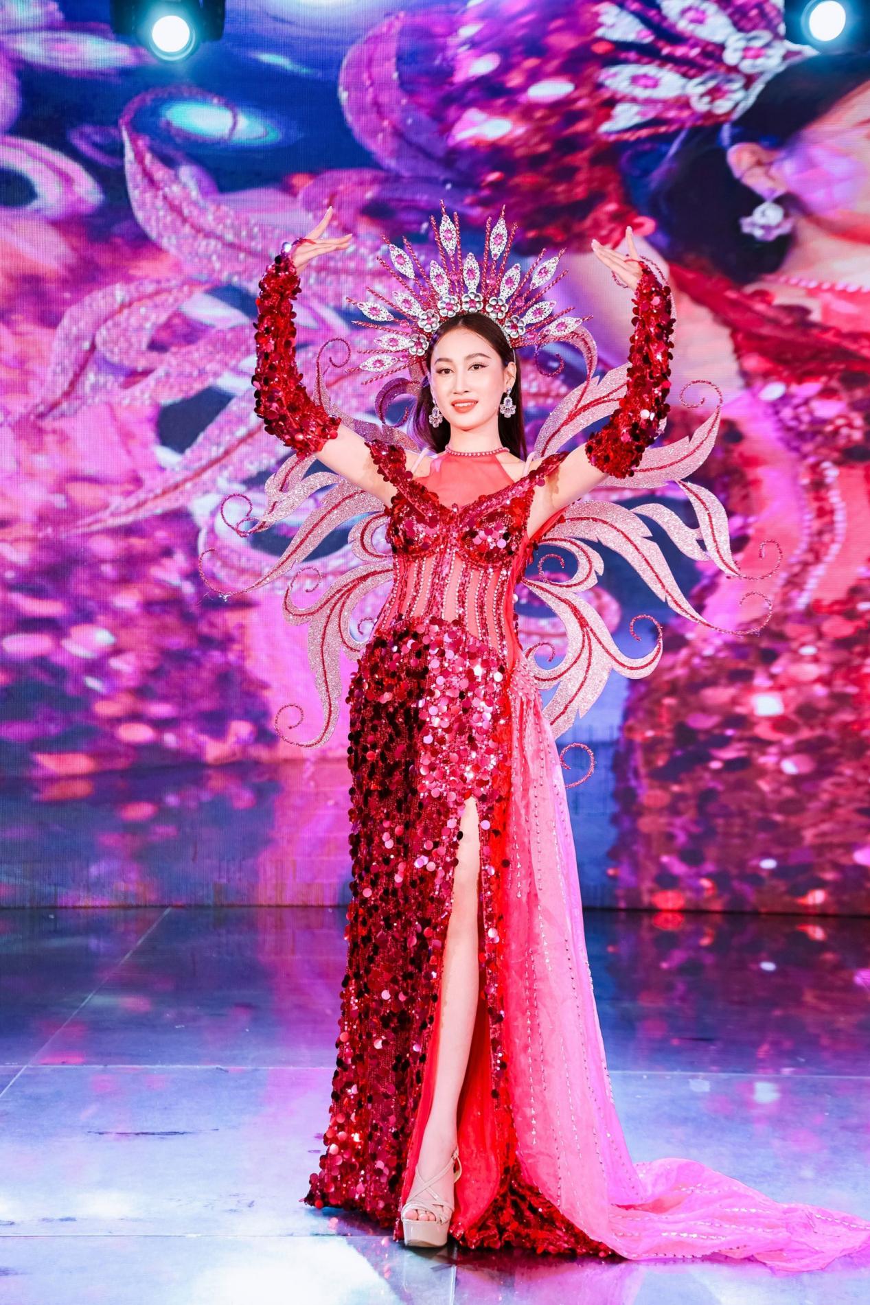 Hoa hậu Đo&agrave;n Hồng Trang được NTK Tommy Nguyễn biến h&oacute;a th&agrave;nh nữ thần lửa. - Ảnh 1.