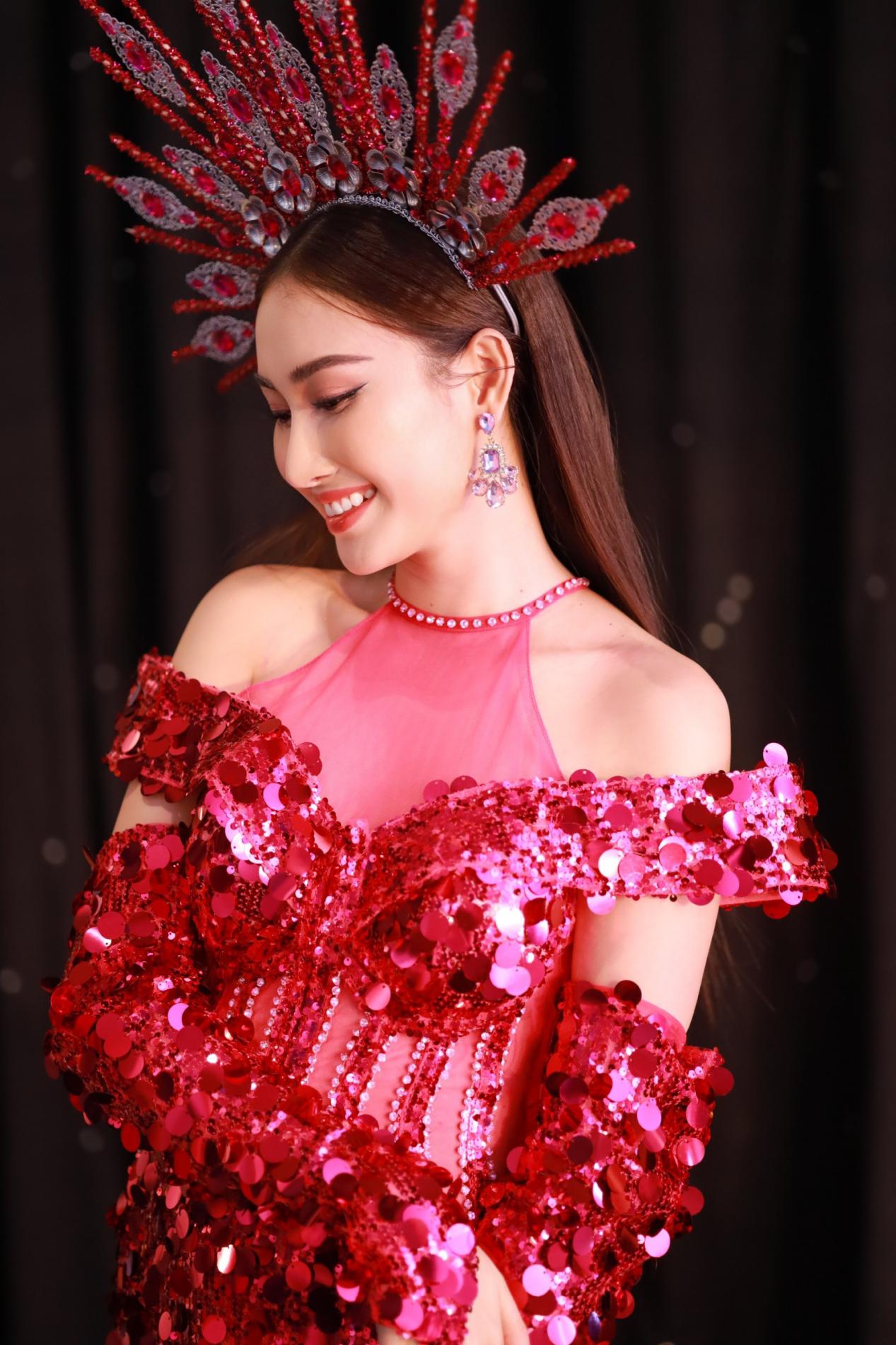 Hoa hậu Đo&agrave;n Hồng Trang được NTK Tommy Nguyễn biến h&oacute;a th&agrave;nh nữ thần lửa. - Ảnh 2.