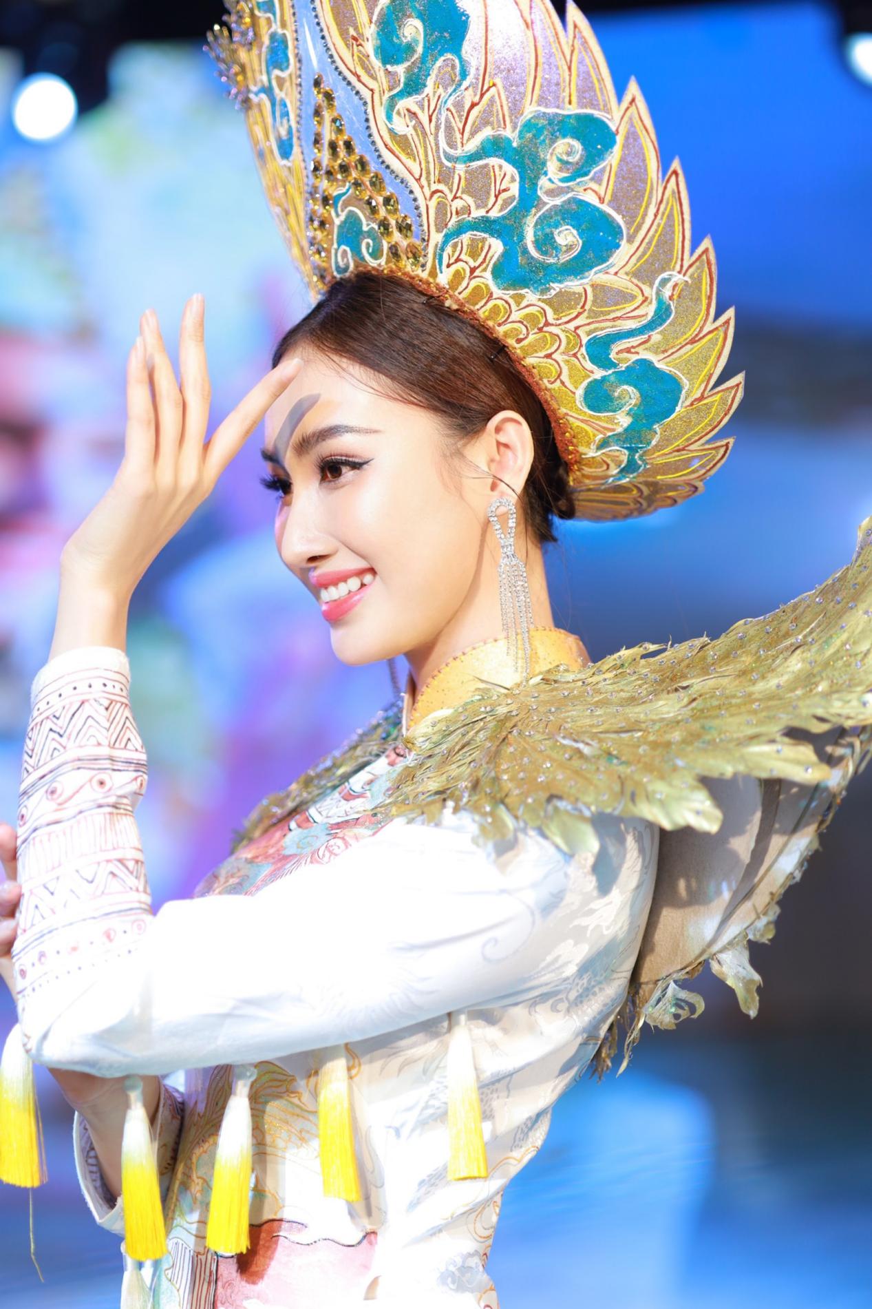 Hoa hậu Đo&agrave;n Hồng Trang được NTK Tommy Nguyễn biến h&oacute;a th&agrave;nh nữ thần lửa. - Ảnh 4.