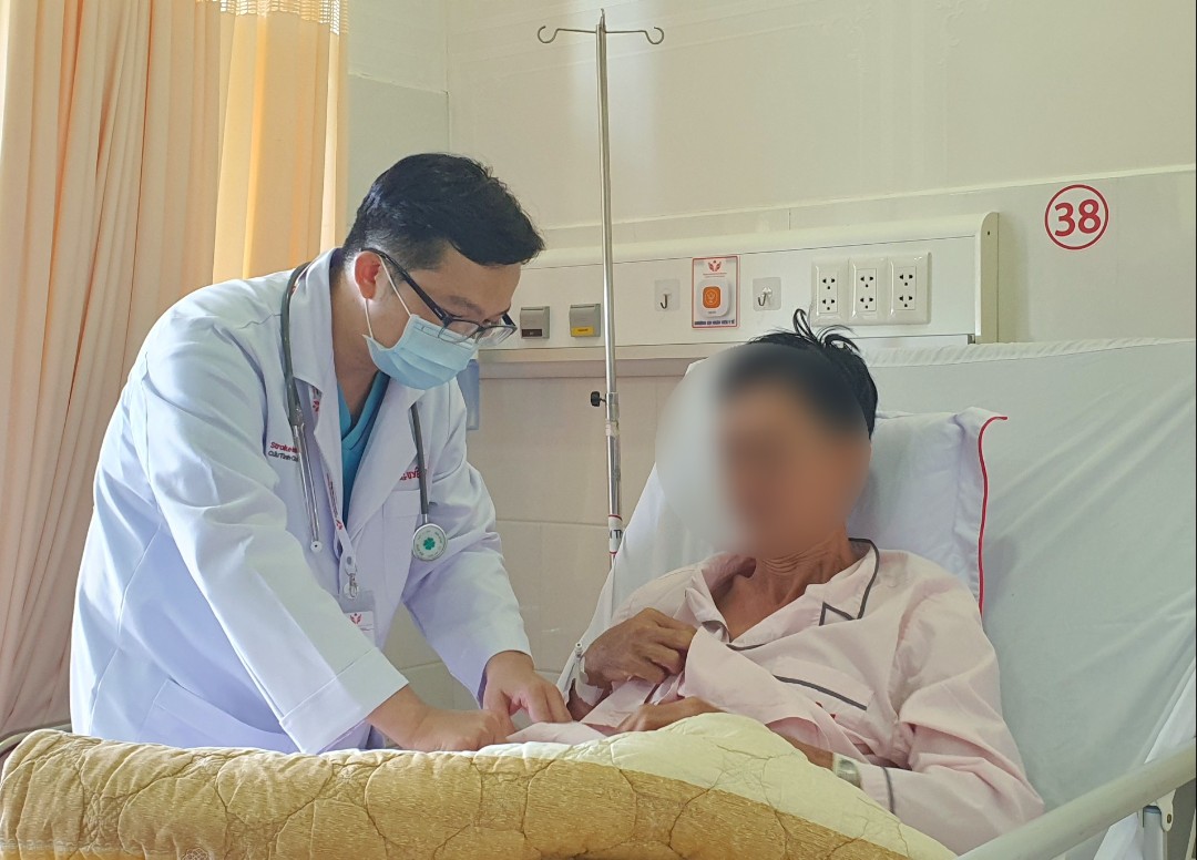 Ngã gục trên đường đi làm về, ngưng thở