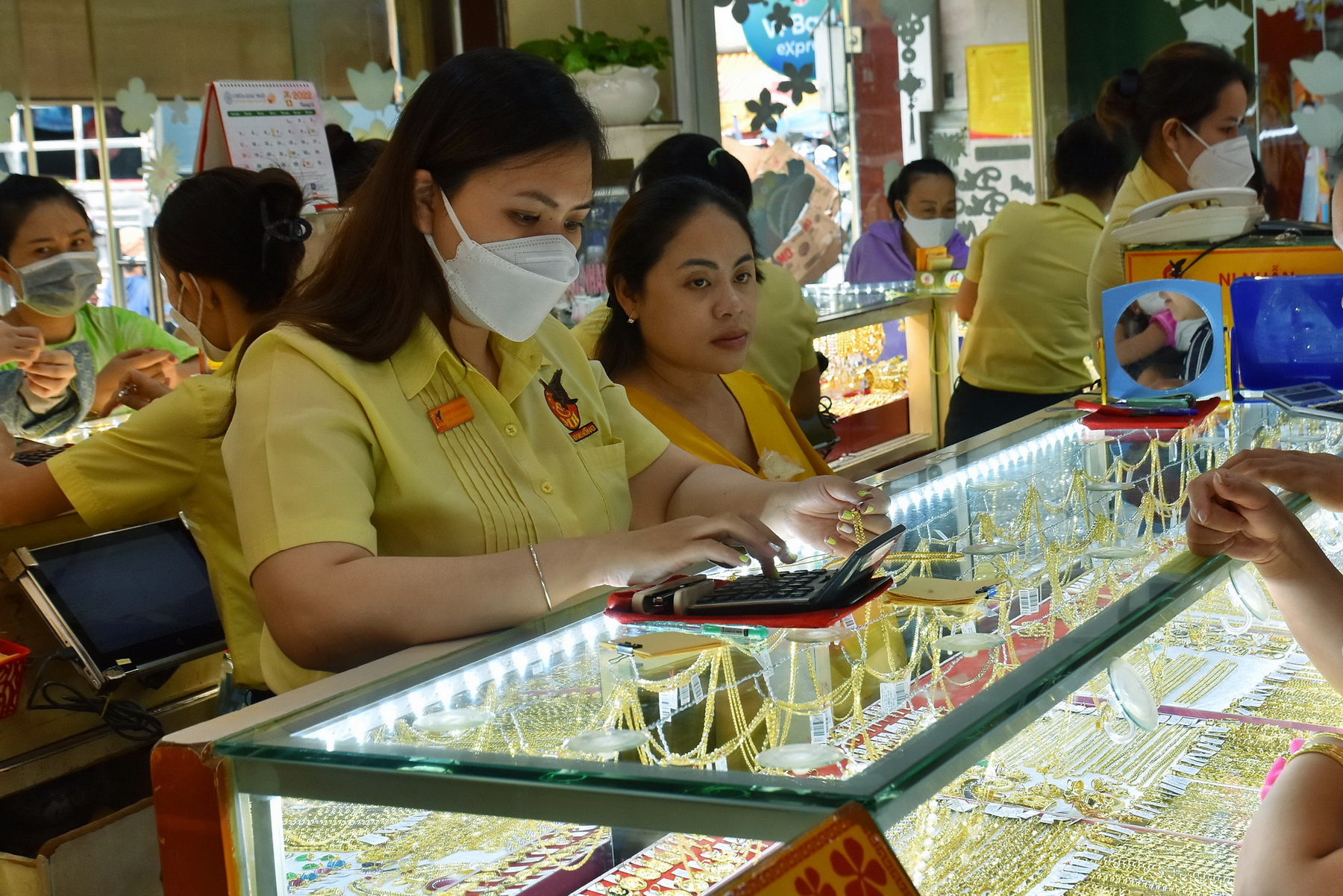 Giá vàng hôm nay 14-7: Vàng SJC vượt xa mốc 67 triệu đồng - Ảnh 1.