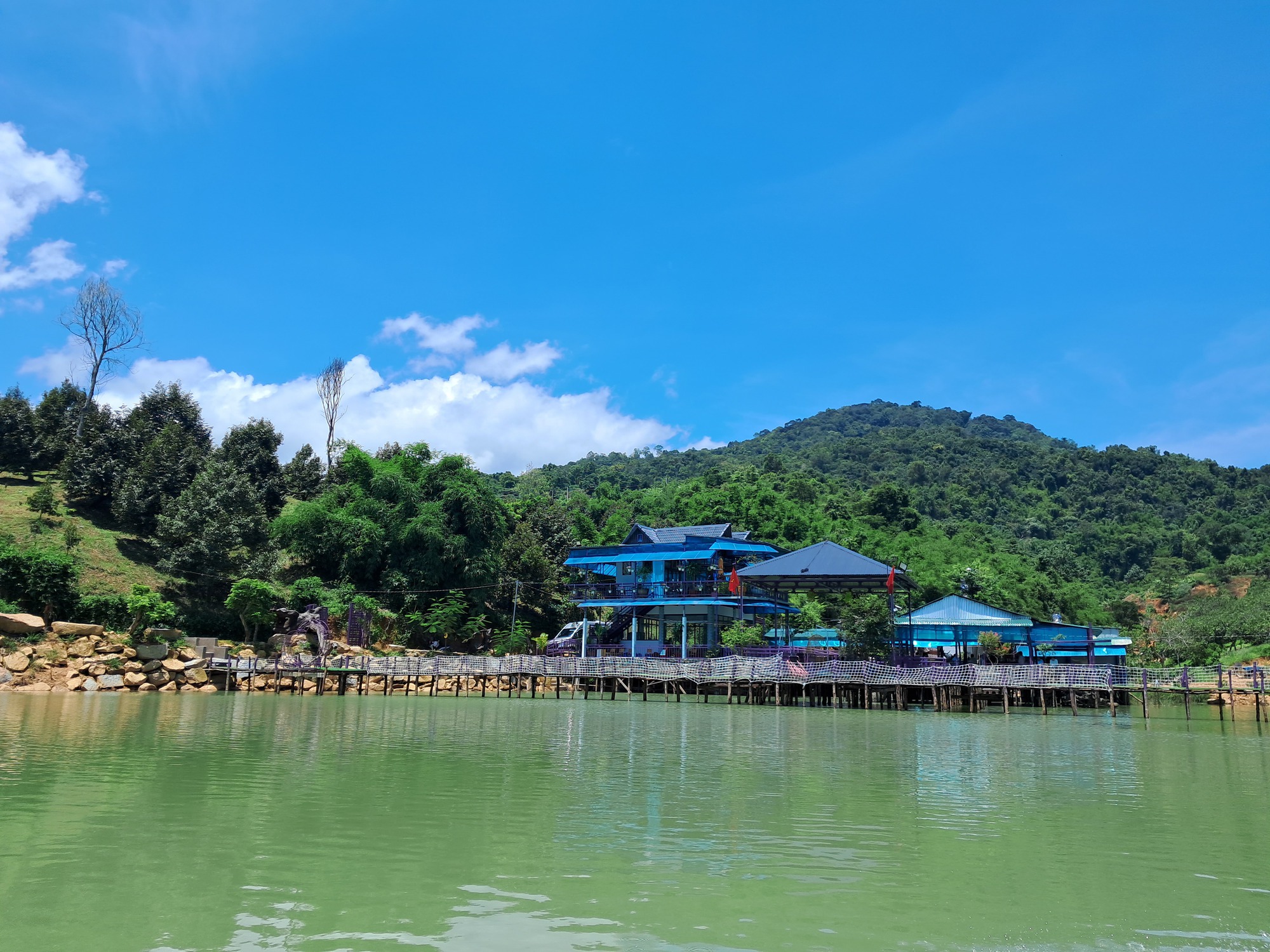 Khu du lịch sinh thái xây dựng “chui”, lấn chiếm đất, hành lang bảo vệ hồ thủy điện - Ảnh 1.