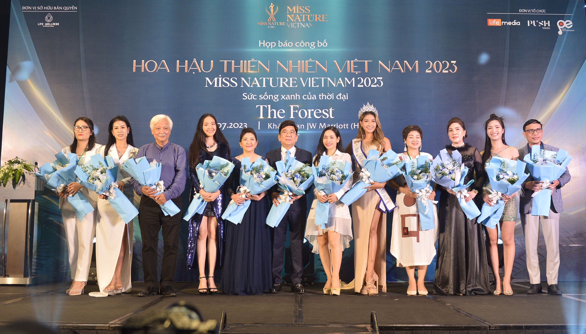 Hoa hậu Thiên nhiên Việt Nam 2023 nhận vương miện 2 tỉ đồng