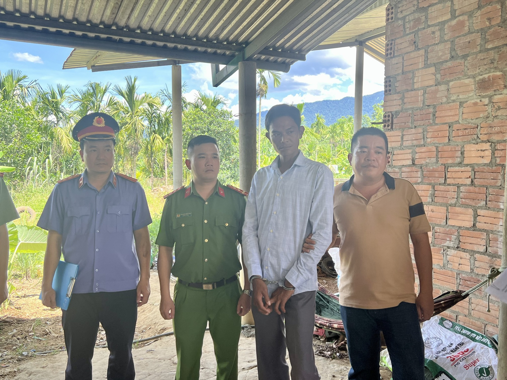 Bị bắt vì hợp tác khai thác vàng trái phép