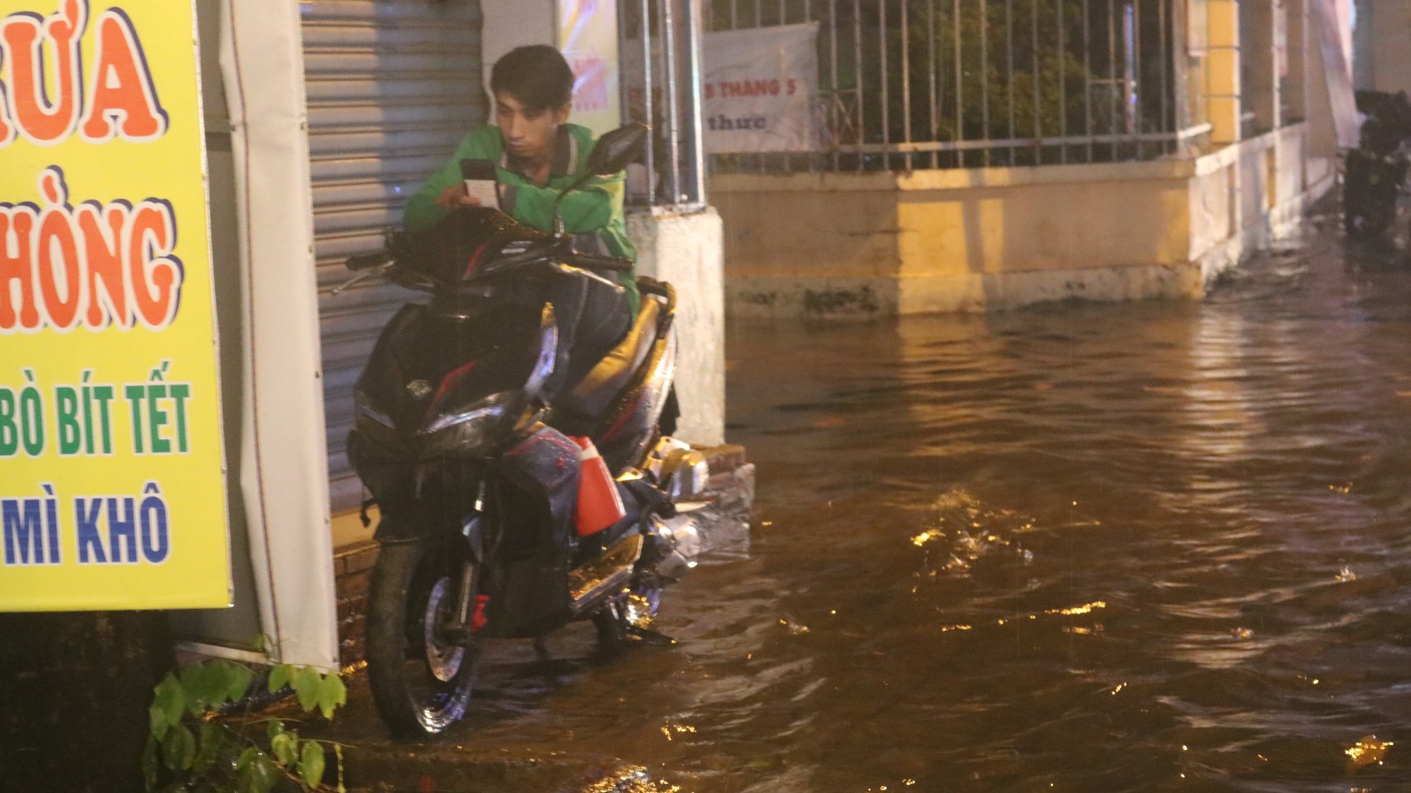 Clip: Nước cuồn cuộn trong cơn mưa lớn ở TP HCM - Ảnh 8.