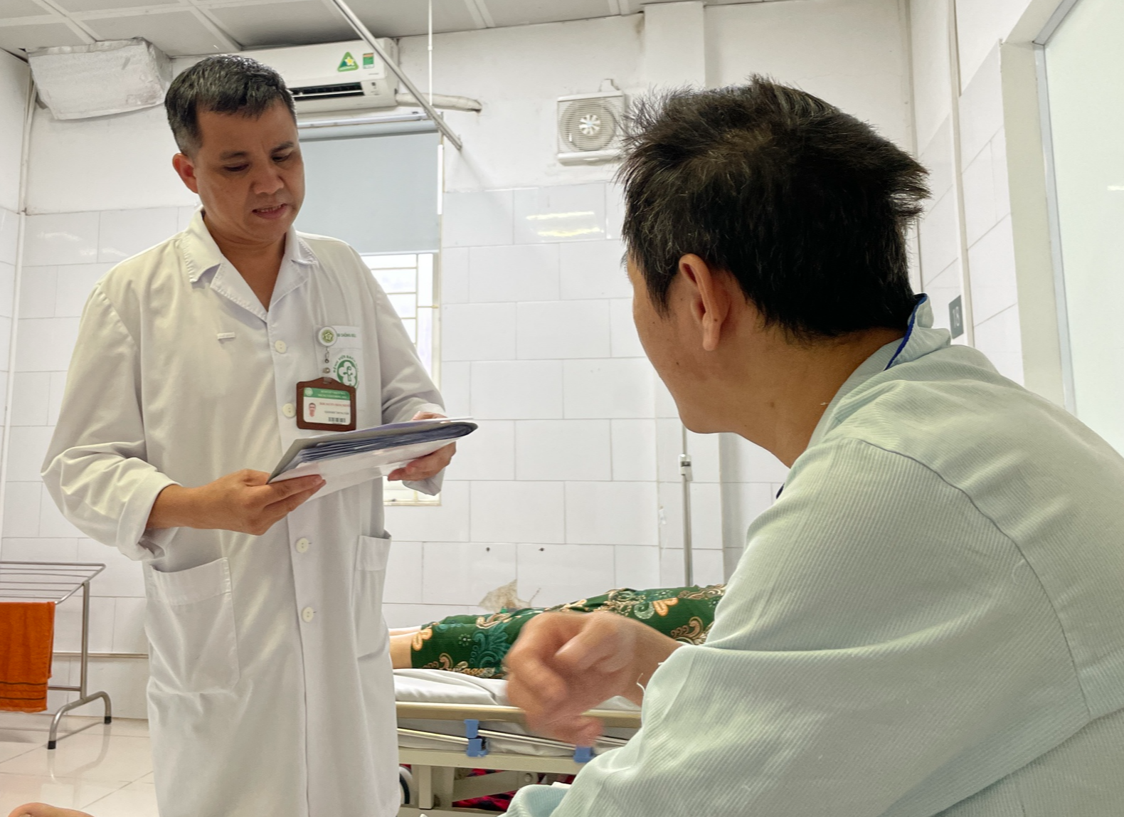 Người đàn ông không thể đi tiểu sau khi uống rượu cây rễ gió