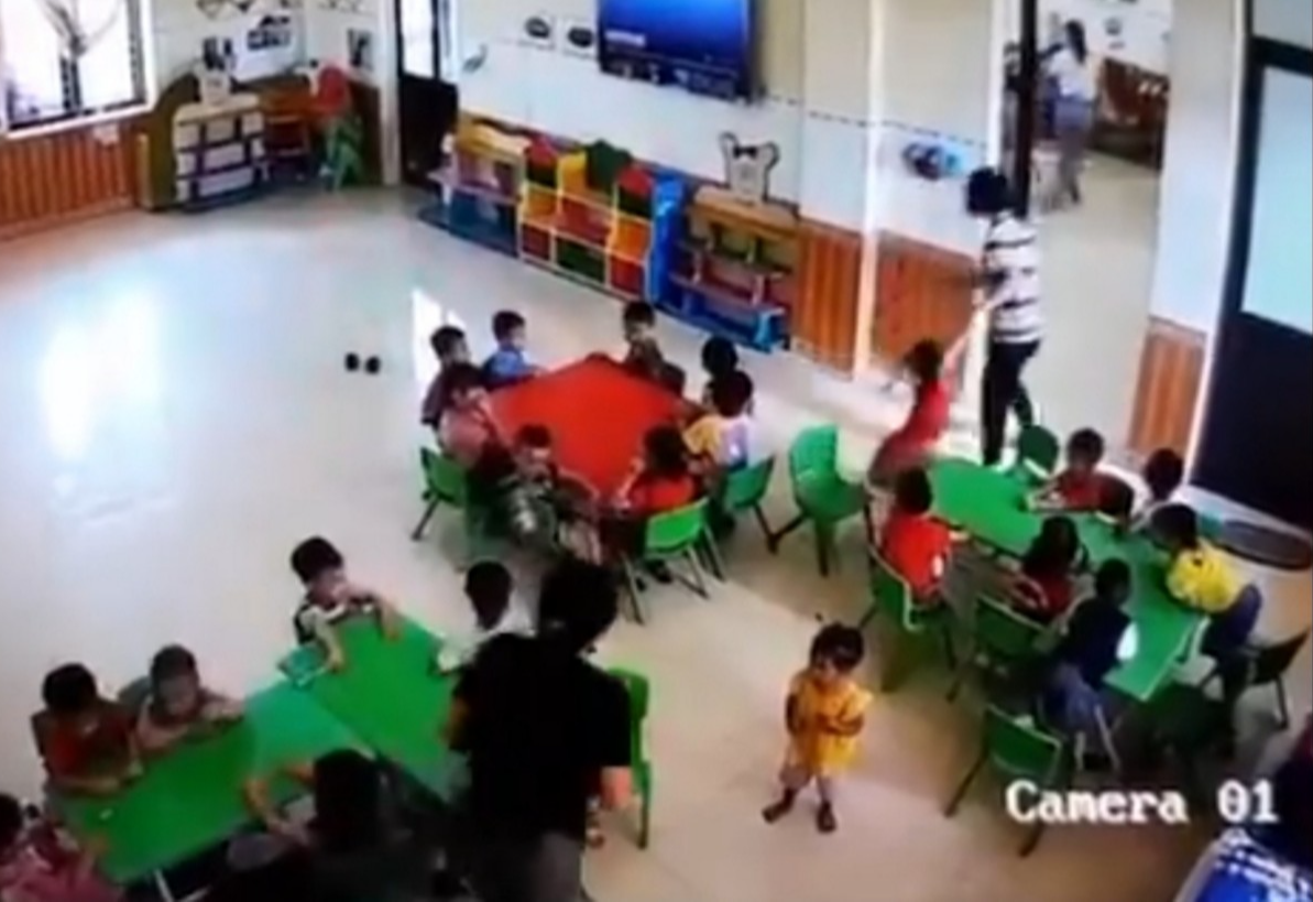 CLIP: Trẻ mầm non bị kéo lê, tát vào mặt