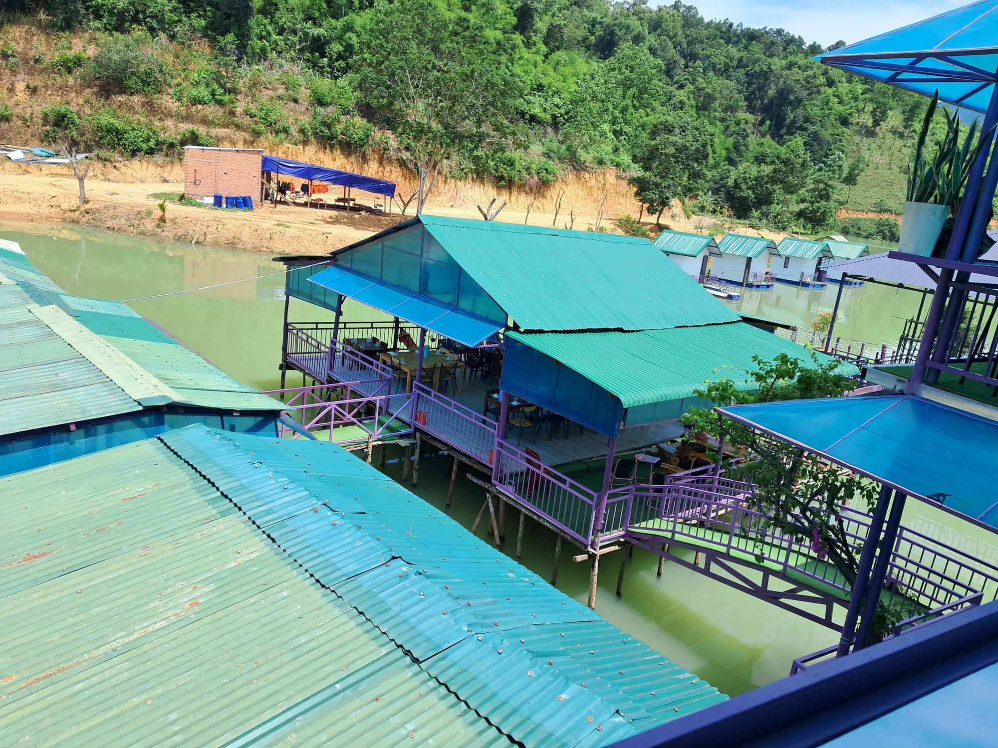 Khu du lịch sinh thái xây dựng “chui”, lấn chiếm đất, hành lang bảo vệ hồ thủy điện - Ảnh 8.