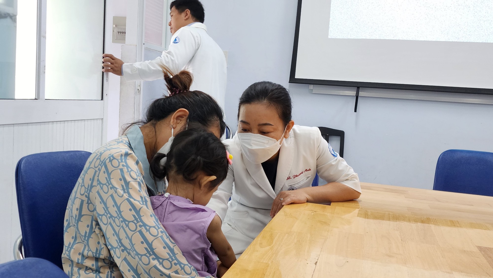 Bị lõm ngực nặng nhưng bé 3 tuổi được chẩn đoán viêm phổi khi nhập viện