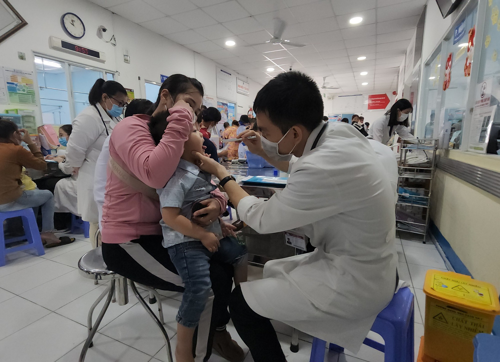 TP HCM: Bệnh tay ch&acirc;n miệng tăng nhanh, 1 tuần hơn 1.600 trẻ nhập viện - Ảnh 1.