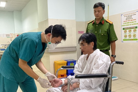 TP HCM: Bắt nam thanh ni&ecirc;n x&ocirc;ng v&agrave;o trụ sở tấn c&ocirc;ng c&ocirc;ng an  - Ảnh 2.