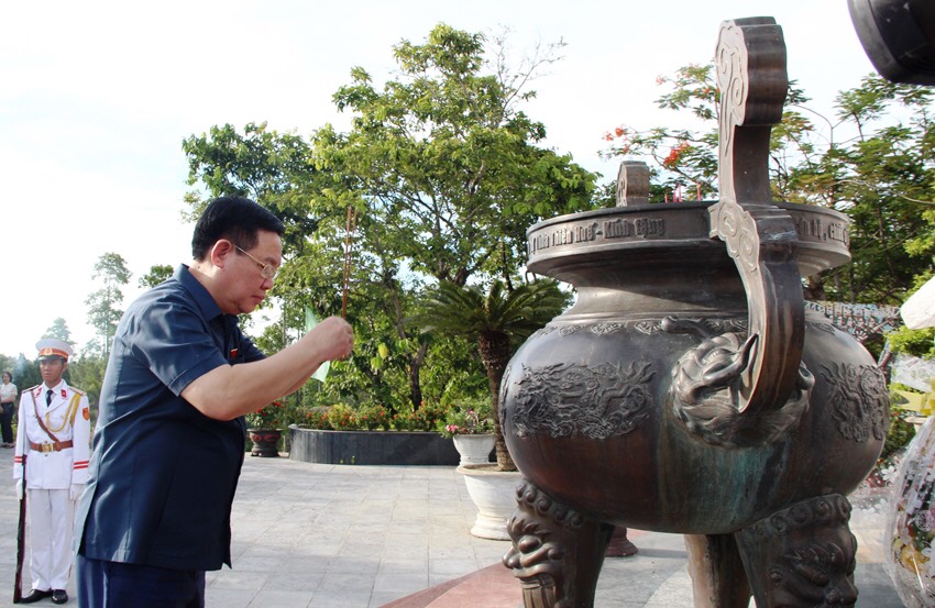Chủ tịch Quốc hội Vương Đ&igrave;nh Huệ d&acirc;ng hương viếng c&aacute;c anh h&ugrave;ng liệt sĩ tại Huế - Ảnh 1.