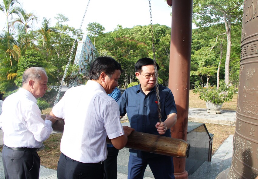 Chủ tịch Quốc hội Vương Đ&igrave;nh Huệ d&acirc;ng hương viếng c&aacute;c anh h&ugrave;ng liệt sĩ tại Huế - Ảnh 4.