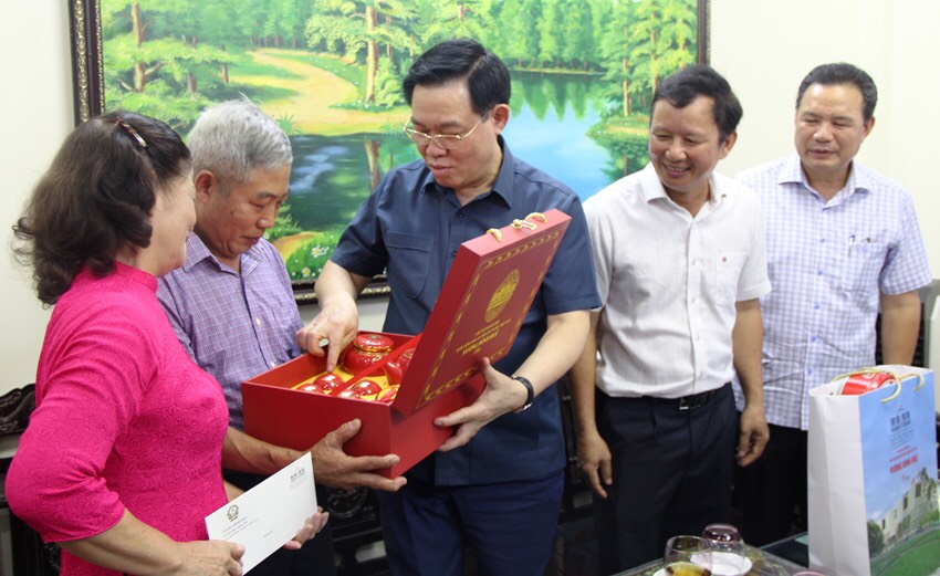 Chủ tịch Quốc hội Vương Đ&igrave;nh Huệ d&acirc;ng hương viếng c&aacute;c anh h&ugrave;ng liệt sĩ tại Huế - Ảnh 3.