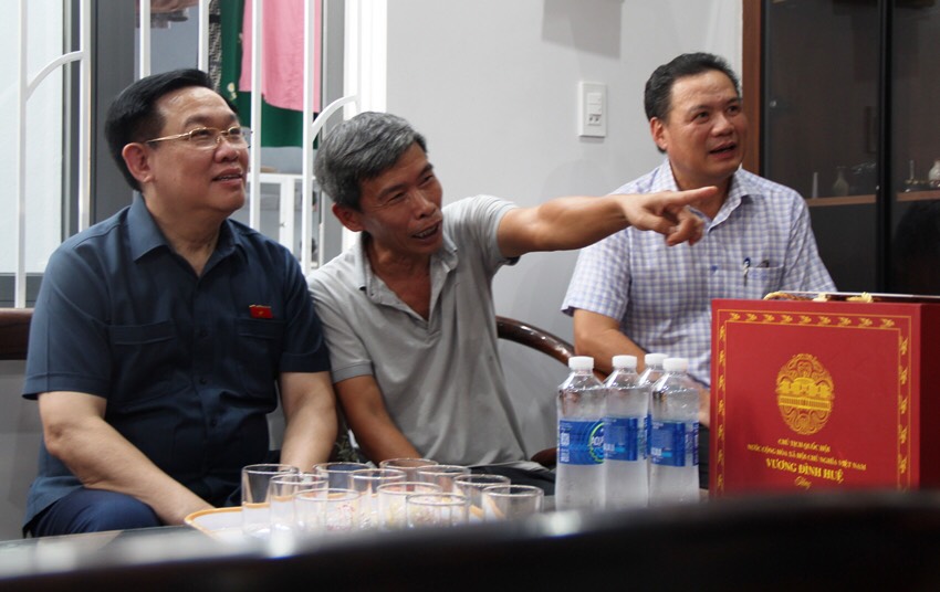 Chủ tịch Quốc hội Vương Đ&igrave;nh Huệ d&acirc;ng hương viếng c&aacute;c anh h&ugrave;ng liệt sĩ tại Huế - Ảnh 7.