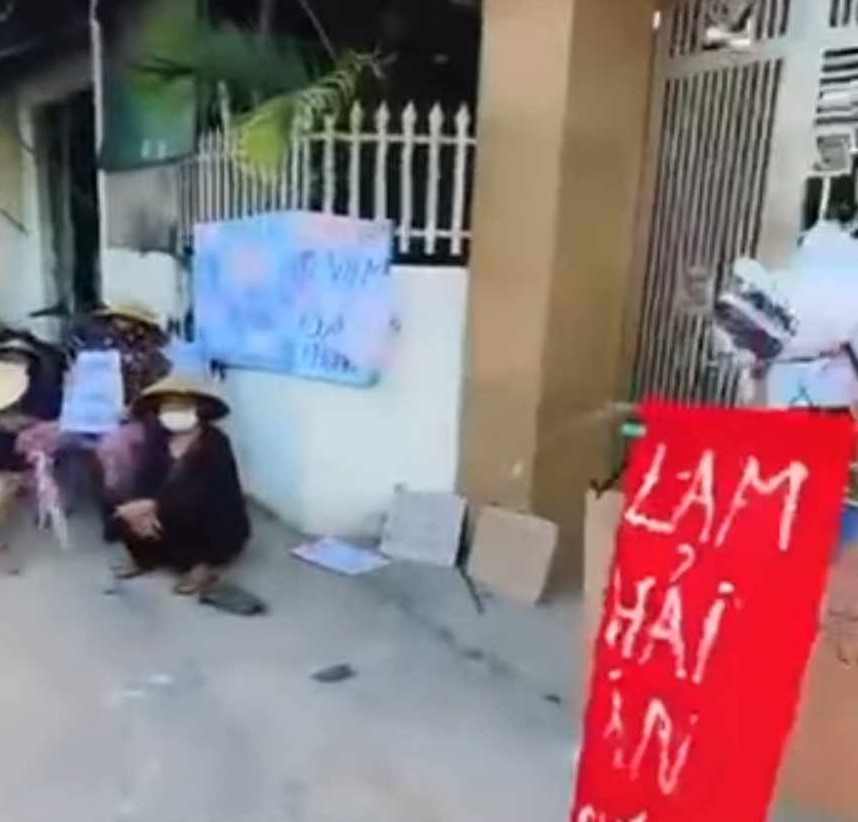 Mở nhạc đám ma, mang băng-rôn tới trước nhà đòi tiền