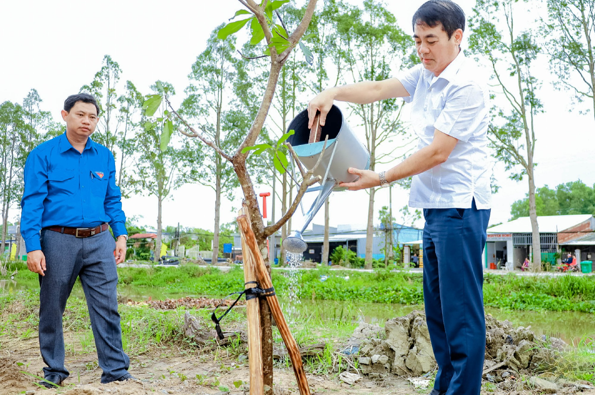 Lãnh đạo tỉnh Hậu Giang tham gia trồng cây xanh để bảo vệ môi trường