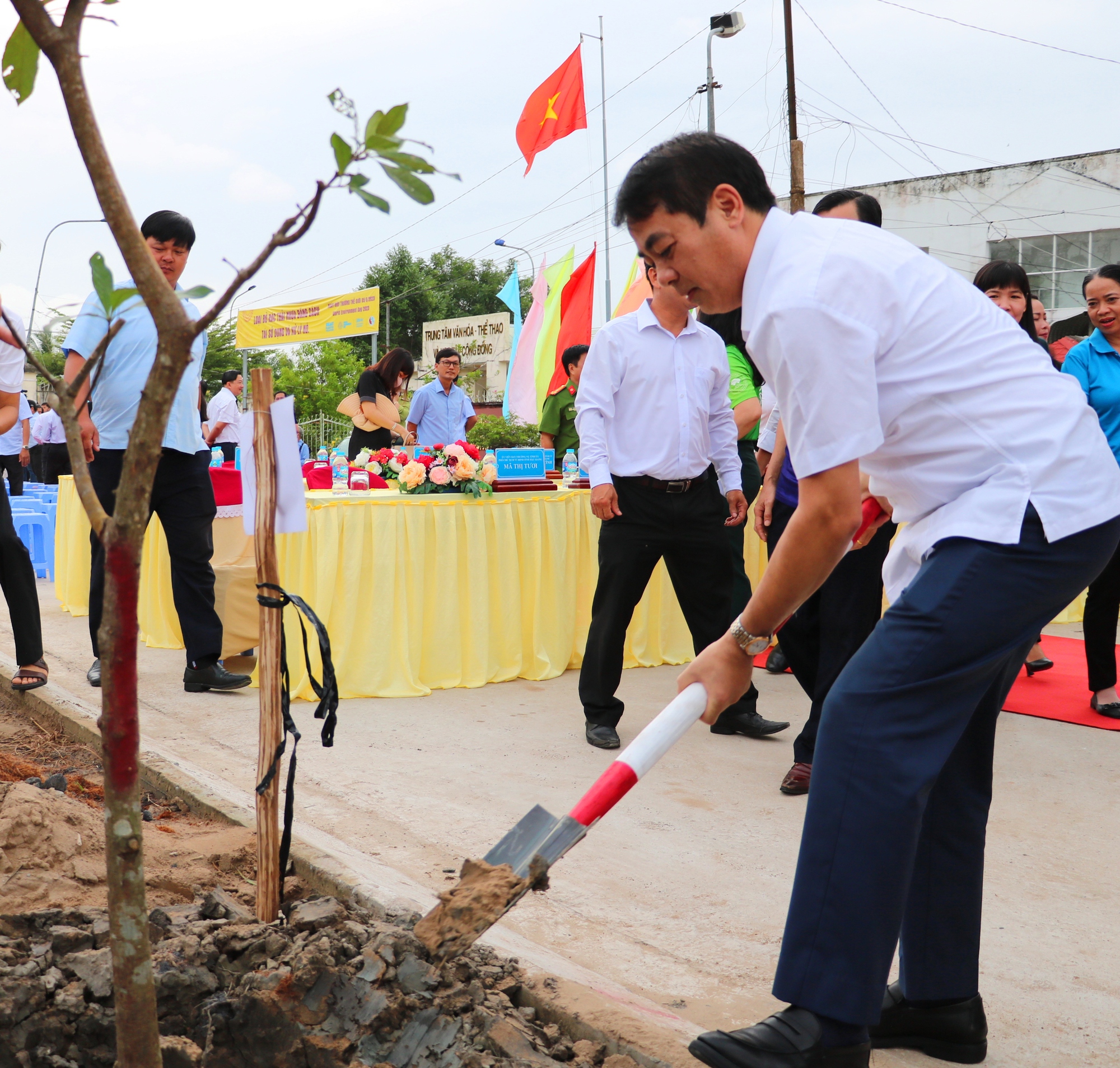 L&atilde;nh đạo tỉnh Hậu Giang tham gia trồng c&acirc;y xanh để bảo vệ m&ocirc;i trường - Ảnh 2.
