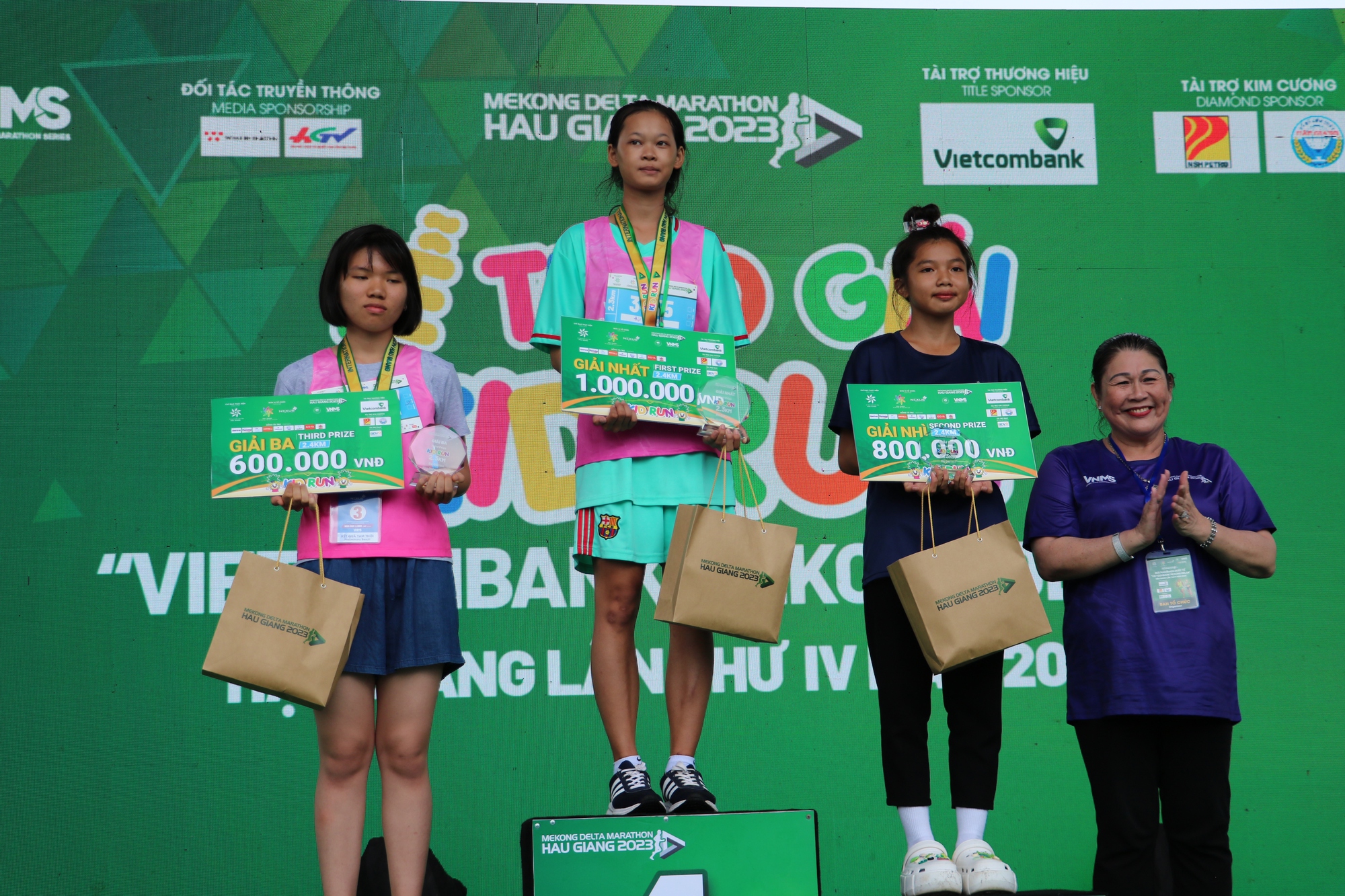 L&atilde;nh đạo tỉnh Hậu Giang tham gia trồng c&acirc;y xanh để bảo vệ m&ocirc;i trường - Ảnh 5.