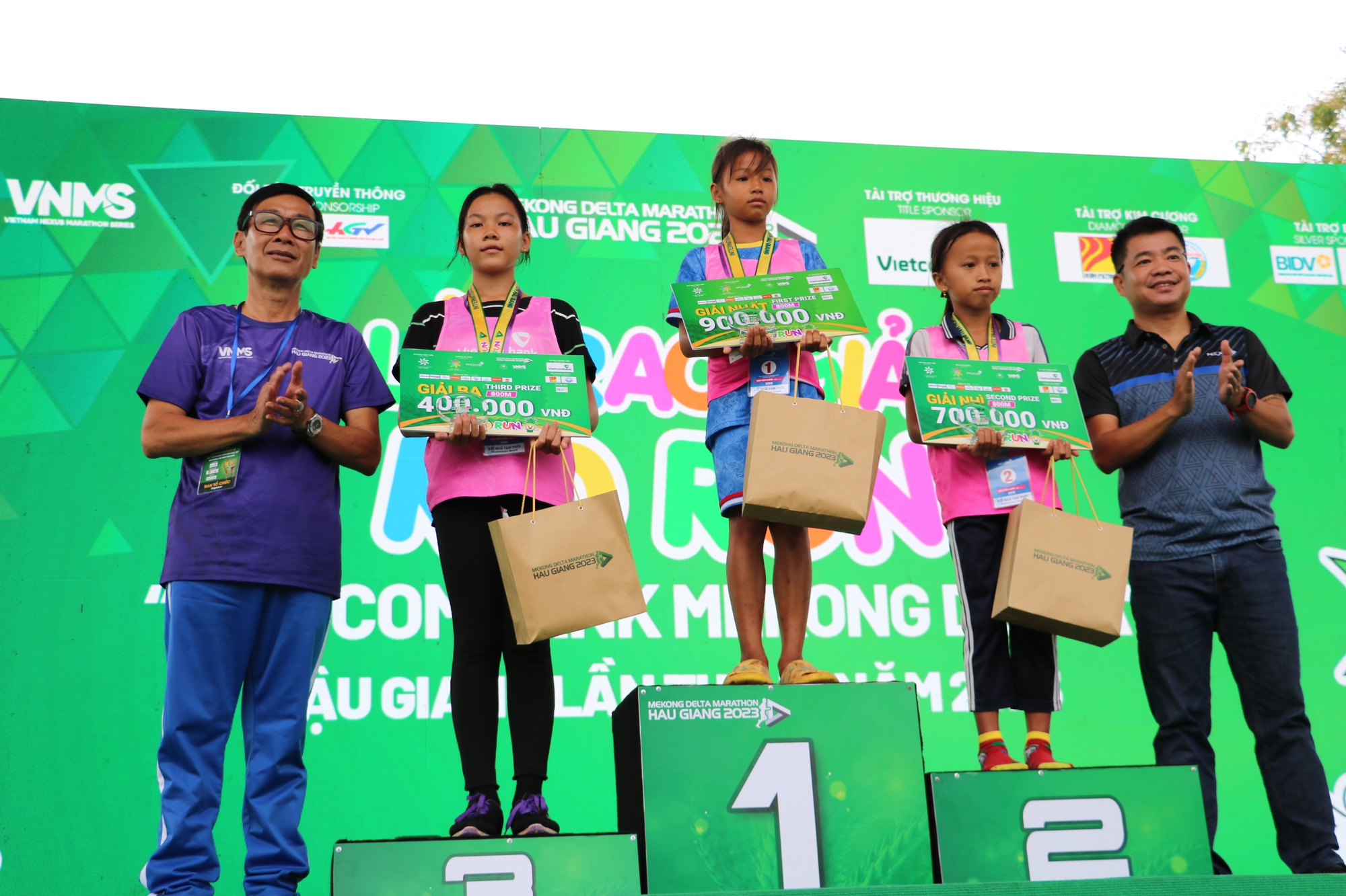 L&atilde;nh đạo tỉnh Hậu Giang tham gia trồng c&acirc;y xanh để bảo vệ m&ocirc;i trường - Ảnh 7.